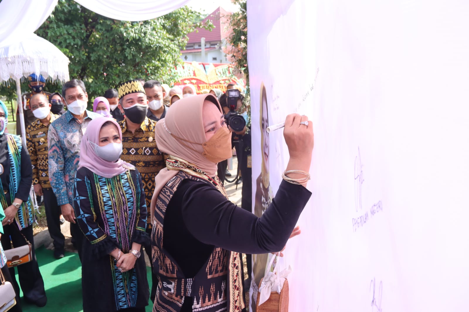 Ketua Dekranasda Provinsi Lampung, Launching Kain Tenun  Sulam Jelujur Khas Pesawaran