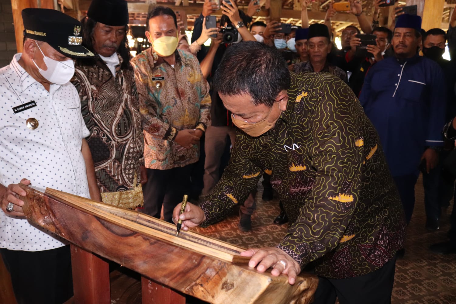 Dongkrak Ekonomi Masyarakat Lamtim, Gubernur Arinal Resmikan Jalan 10 Km dan Serahkan Sejumlah Bantuan