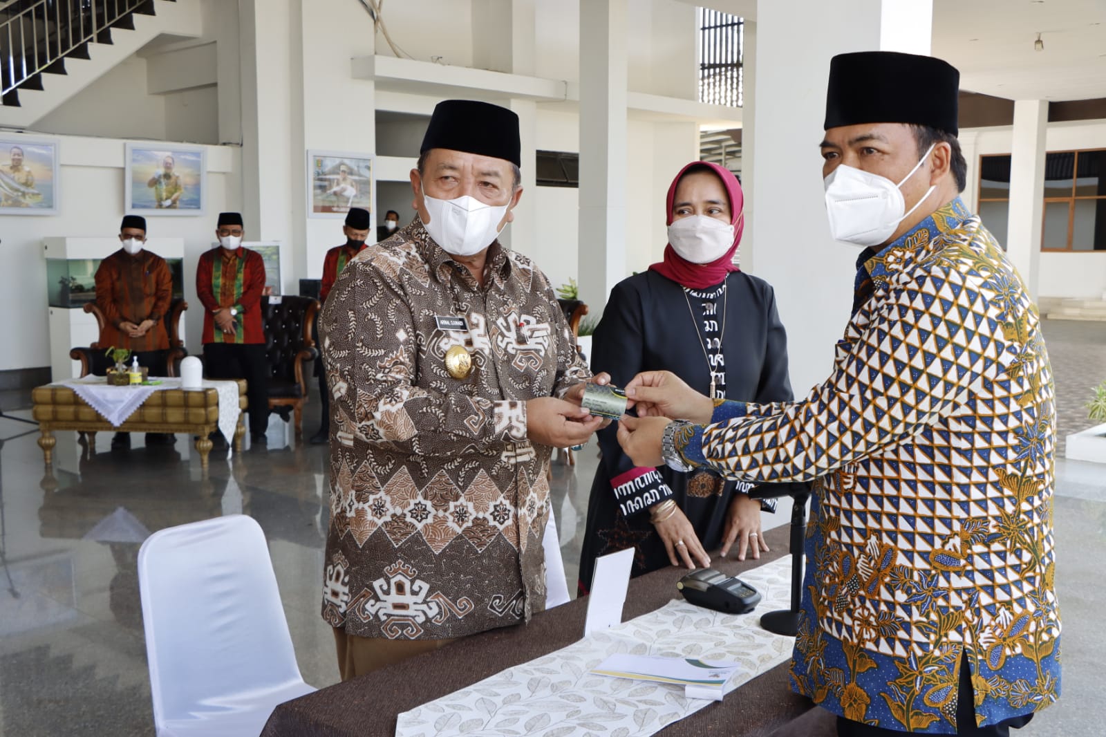 Gubernur Arinal, Menyerahkan Zakat Melalui  Metode Pembayaran Digital kepada BAZNAS