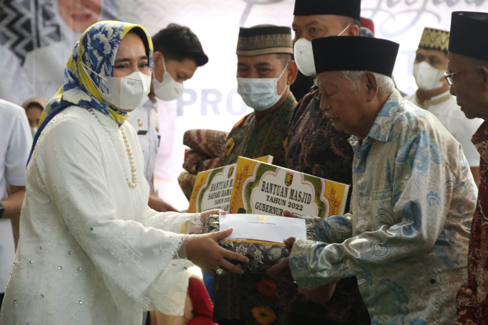 Dalam Rangka Peringatan Hari Lansia Tahun 2022, Ketua LKKS Provinsi Lampung Serahkan Sejumlah Bantuan