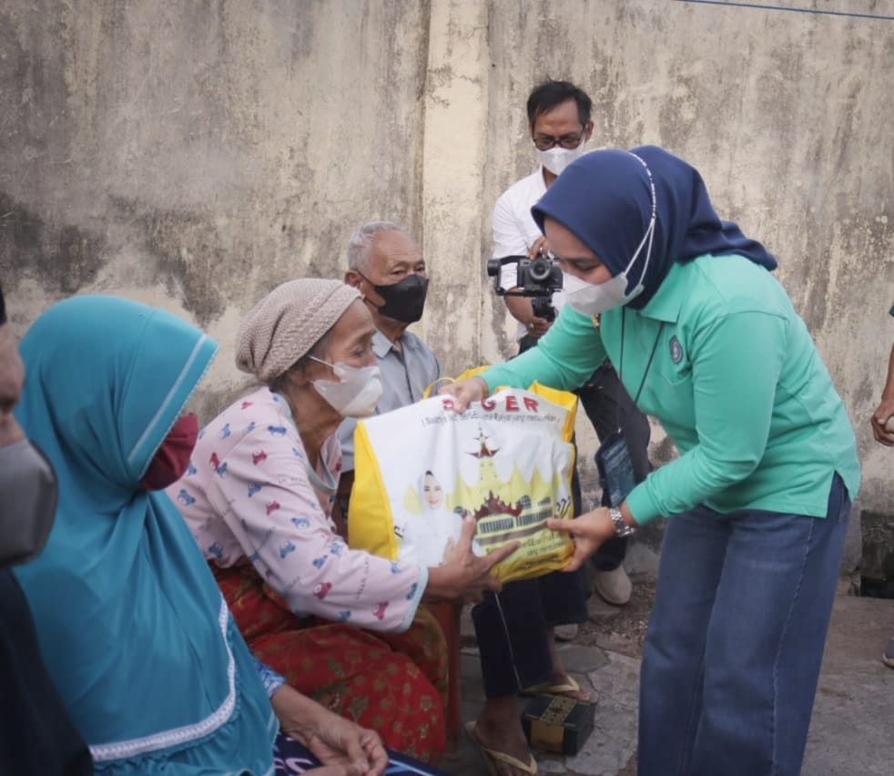 Ketua TP PKK Provinsi Lampung dan Dharma Wanita Biro Umum Setdaprov Lampung  Kembali Salurkan Bantuan Sembako  Program SiGer
