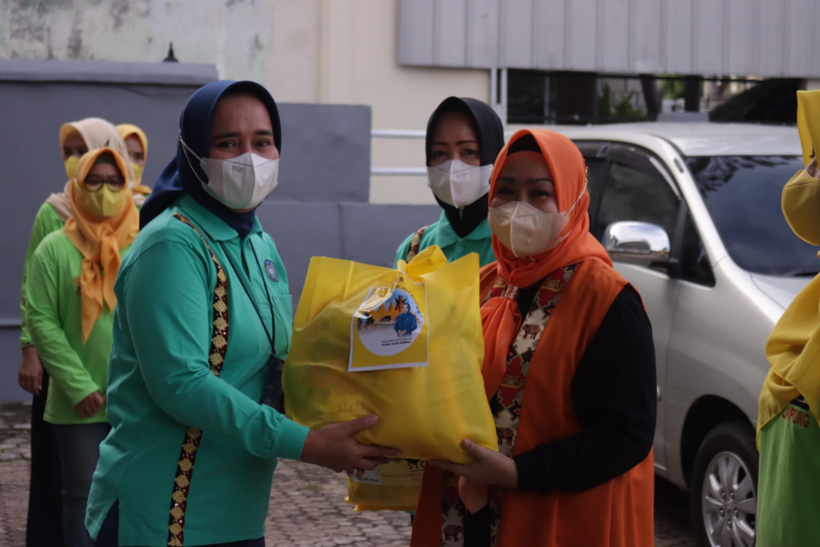 Ketua TP PKK Provinsi Lampung Salurkan Bantuan Sembako  Program SiGer