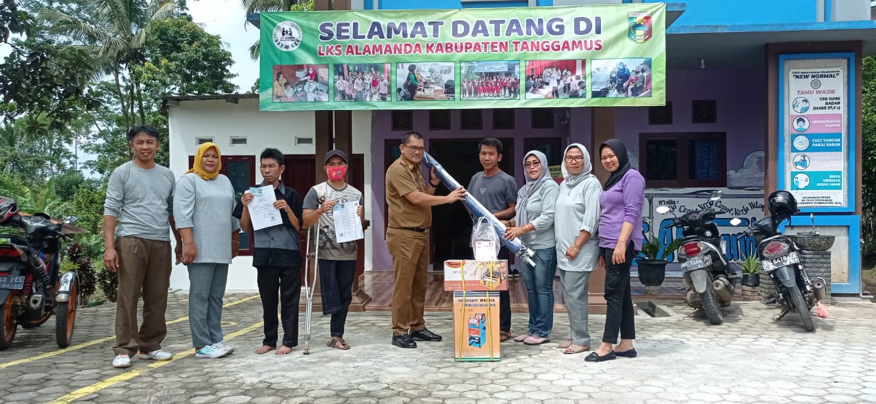 Kadis Sosial Aswarodi Serahkan Bantuan Usaha Ekonomi Produktif untuk Dua Penyandang Disabilitas di Tanggamus