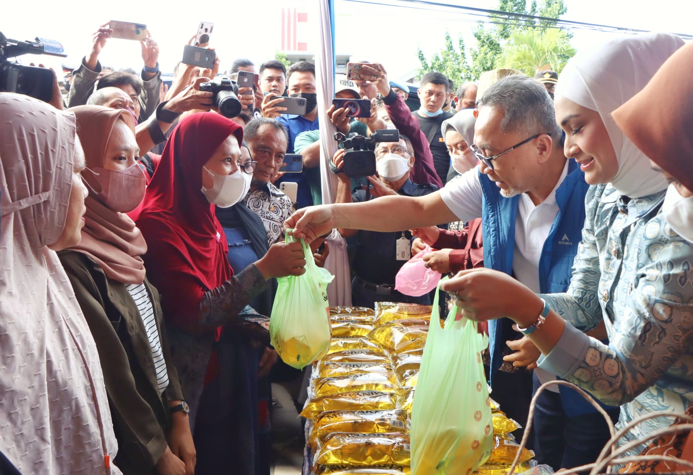 Menteri Perdagangan Tinjau Pasar Murah Di Wilayah Kota Bandar Lampung, Pastikan Ketersediaan Minyak  dan Harga Terkendali
