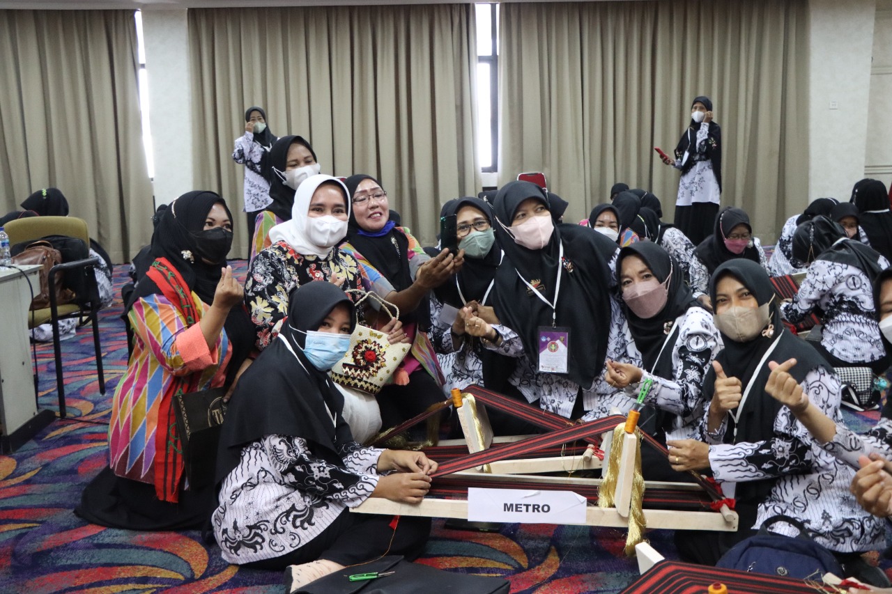 Riana Sari Arinal Meninjau Pelatihan Menapis Untuk para Guru Perempuan PGRI Provinsi Lampung