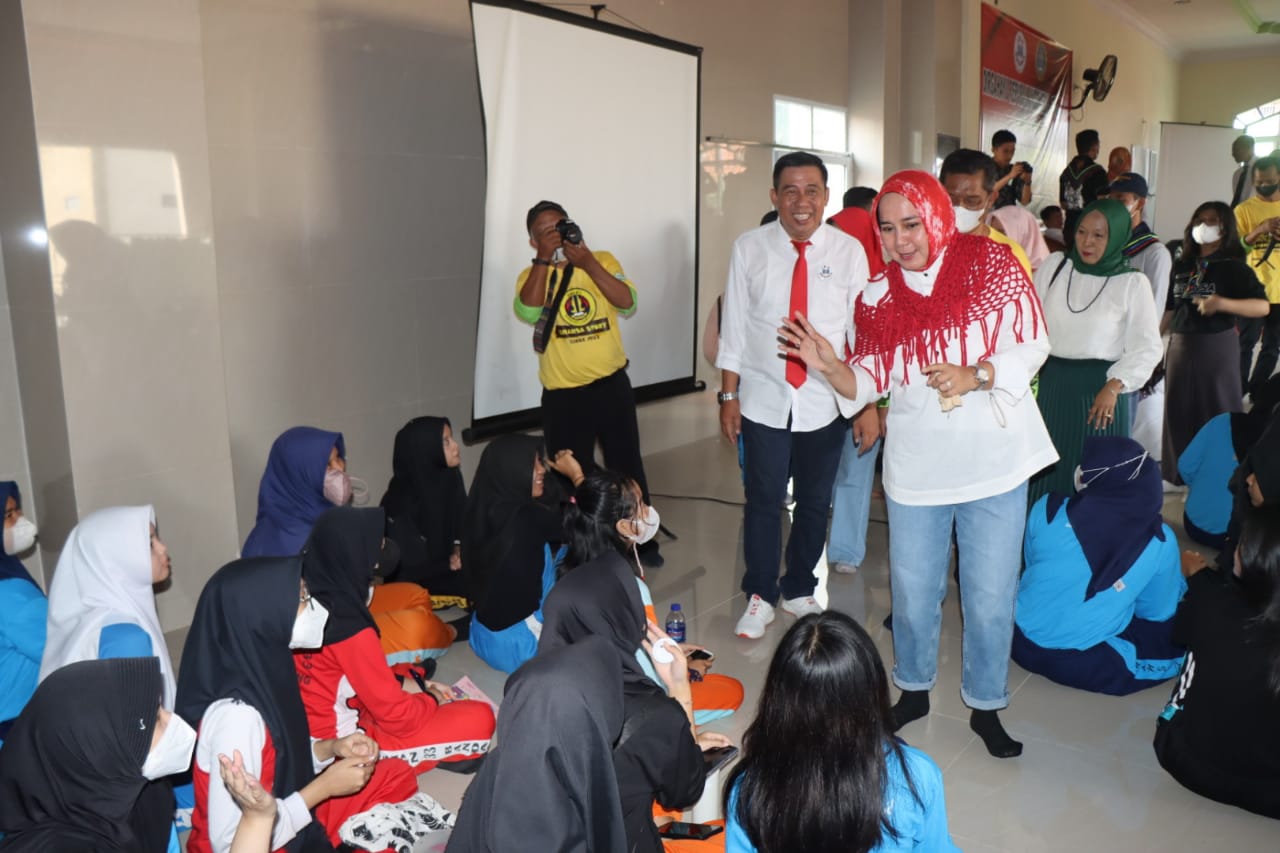 Ketua PMI Provinsi Lampung Tinjau Bakti Sosial Donor Darah Di SMA Negeri 1 Bandar Lampung Meriahkan HUT RI ke-77