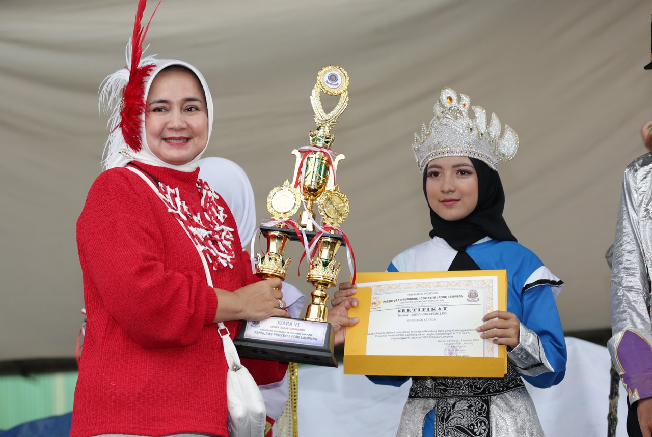 Riana Sari Arinal Serahkan Trophy Juara Kirab Marching Band dan Pelajar Dalam Rangka Memeriahkan HUT RI ke-77 Tahun 2022