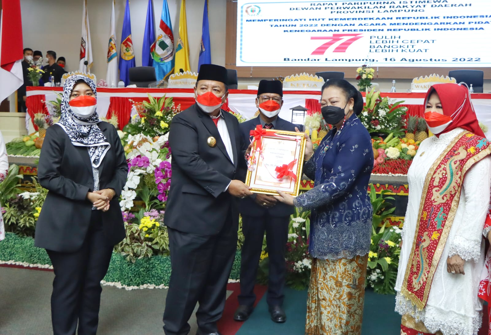 Gubernur Arinal Memberikan Piagam Penghargaan  untuk Mantan Gubernur Lampung periode 1998-2003 Almarhum H. Oemarsono