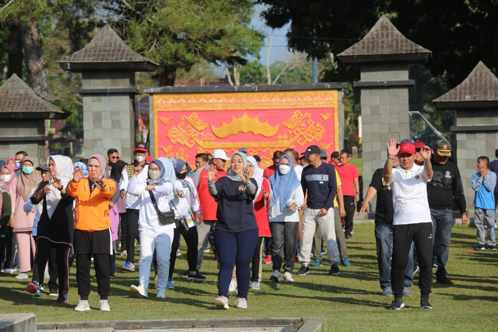 Wakil Gubernur Lampung Chusnunia Senam Bersama Jajaran  Pemkab Lampung Barat