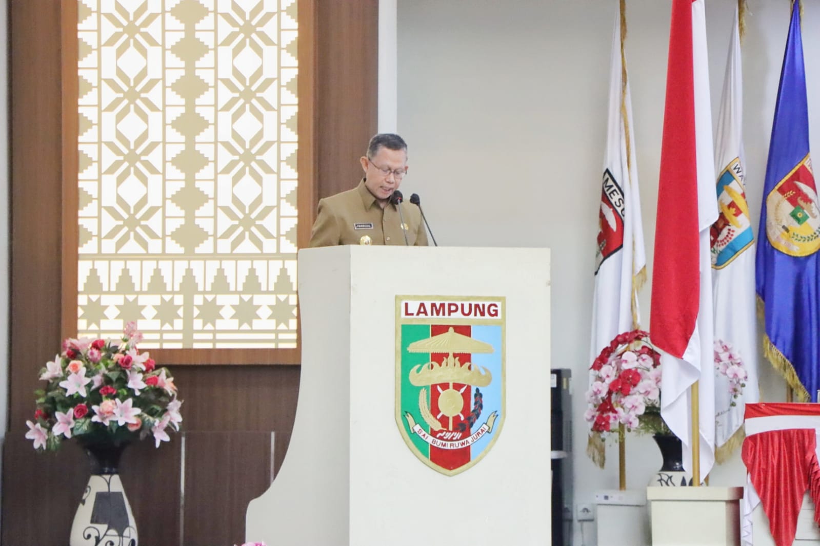Sekdaprov Lampung Mengikuti Rapat Paripurna Lanjutan Pembicaraan Tahap I Pemandangan Umum Fraksi - Fraksi DPRD Provinsi Lampung