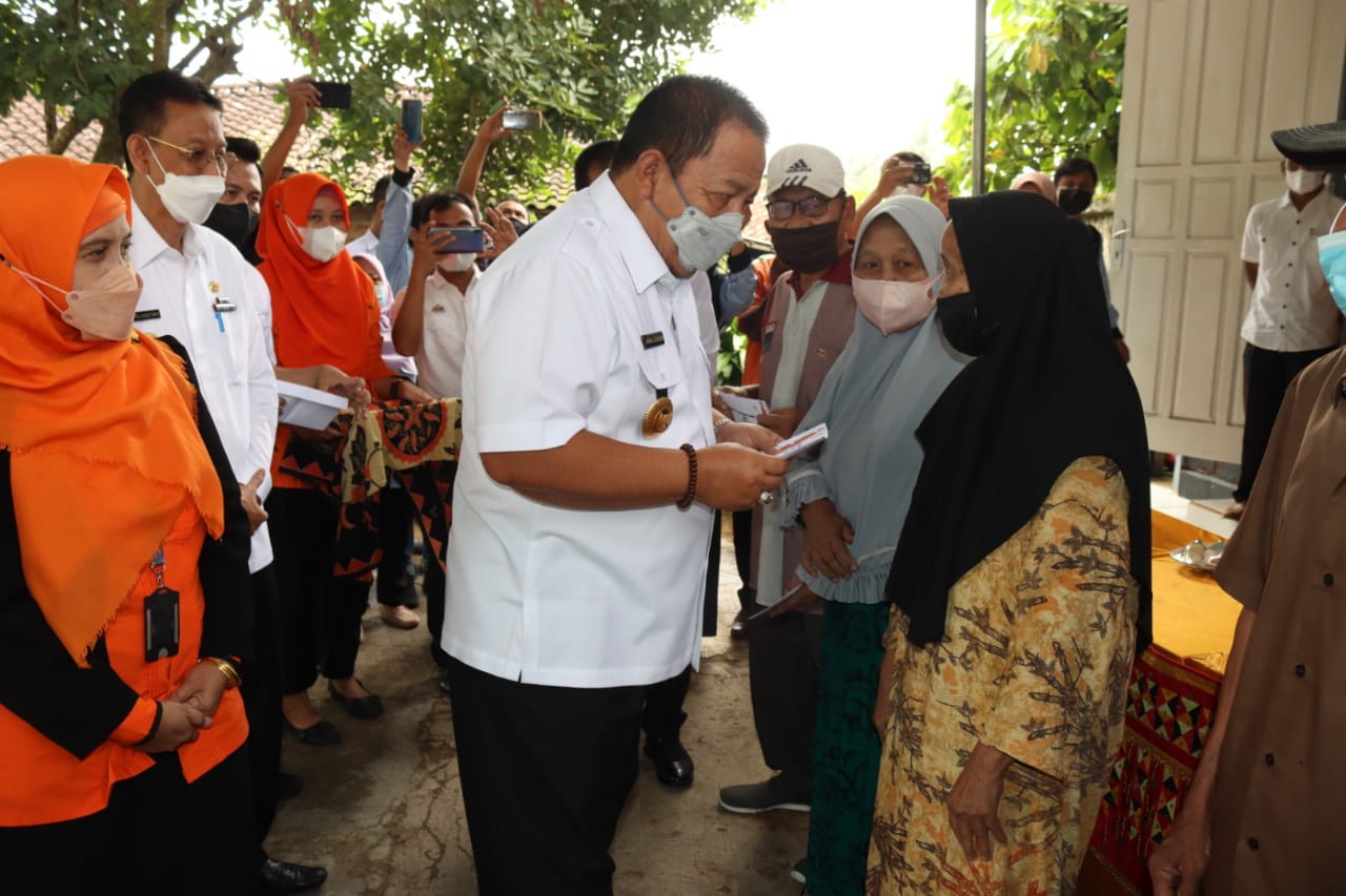 Gubernur Arinal Serahkan BLT BBM dan Sembako di Kabupaten Pringsewu, Tekankan  Pemerintah Kabupaten/Kota Laksanakan Strategi 4K Dalam Upaya Pengendalian Inflasi