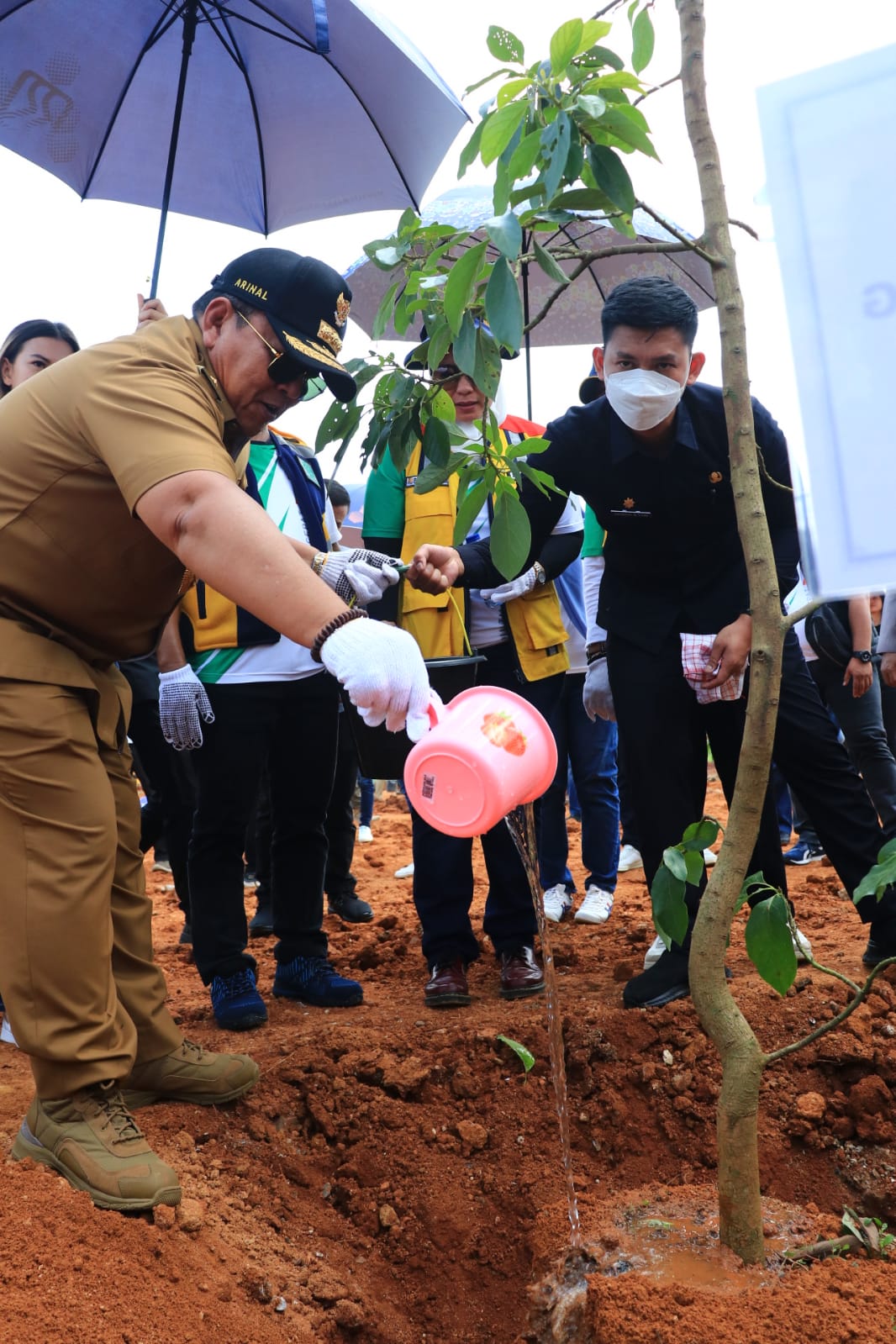 Peringati Hari Bakti PUPR ke-77, Gubernur Arinal Djunaidi Lakukan Penanaman Pohon, Tinjau  Pembangunan Bendungan Marga Tiga, dan Serahkan Bantuan Kepada Masyarakat