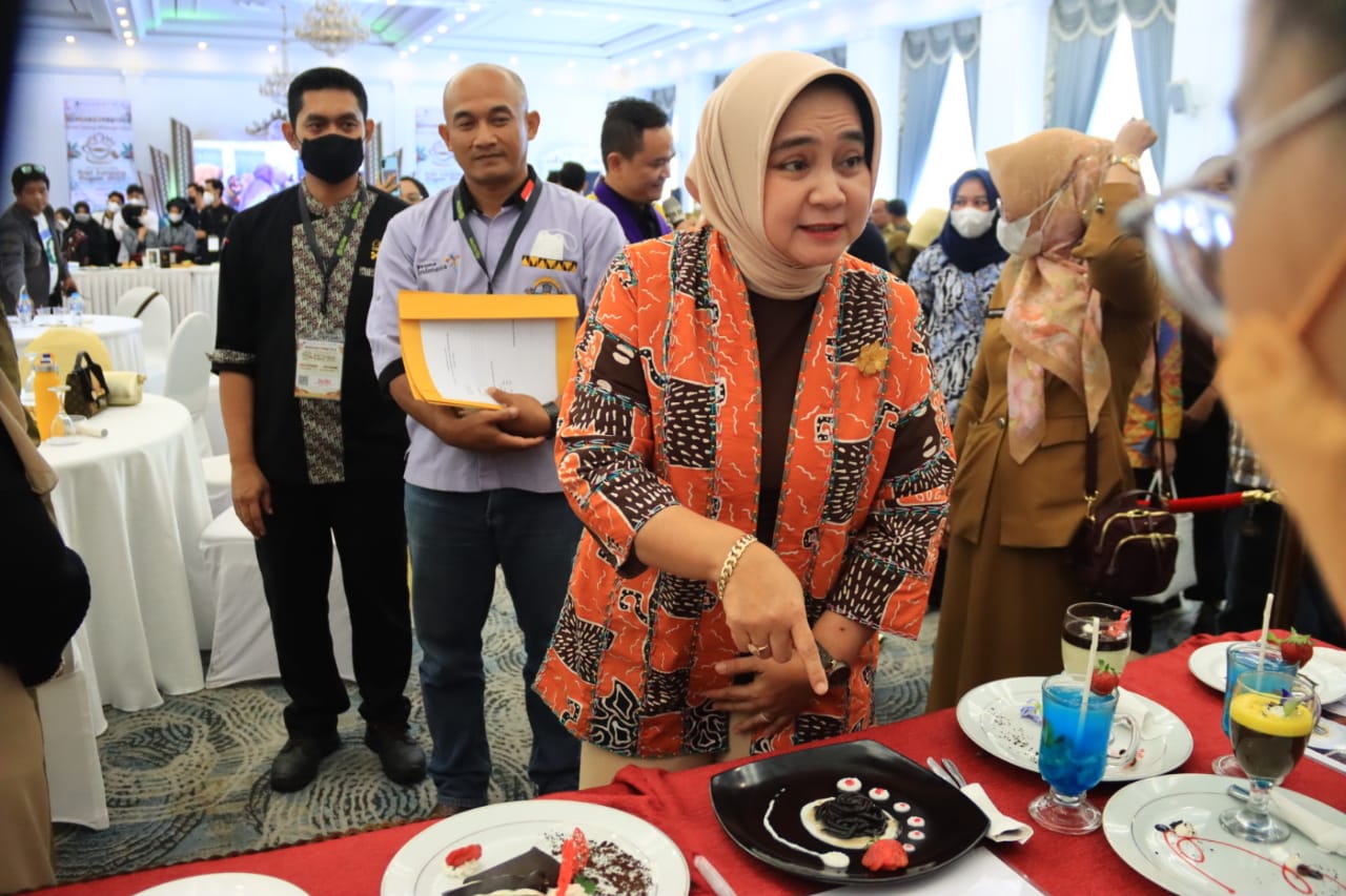 Ketua TP. PKK Provinsi Lampung Hadiri Lomba Tata Hidang Makanan Berbahan Dasar Kopi Pada Event Kopi Lampung Begawi Tahun 2022