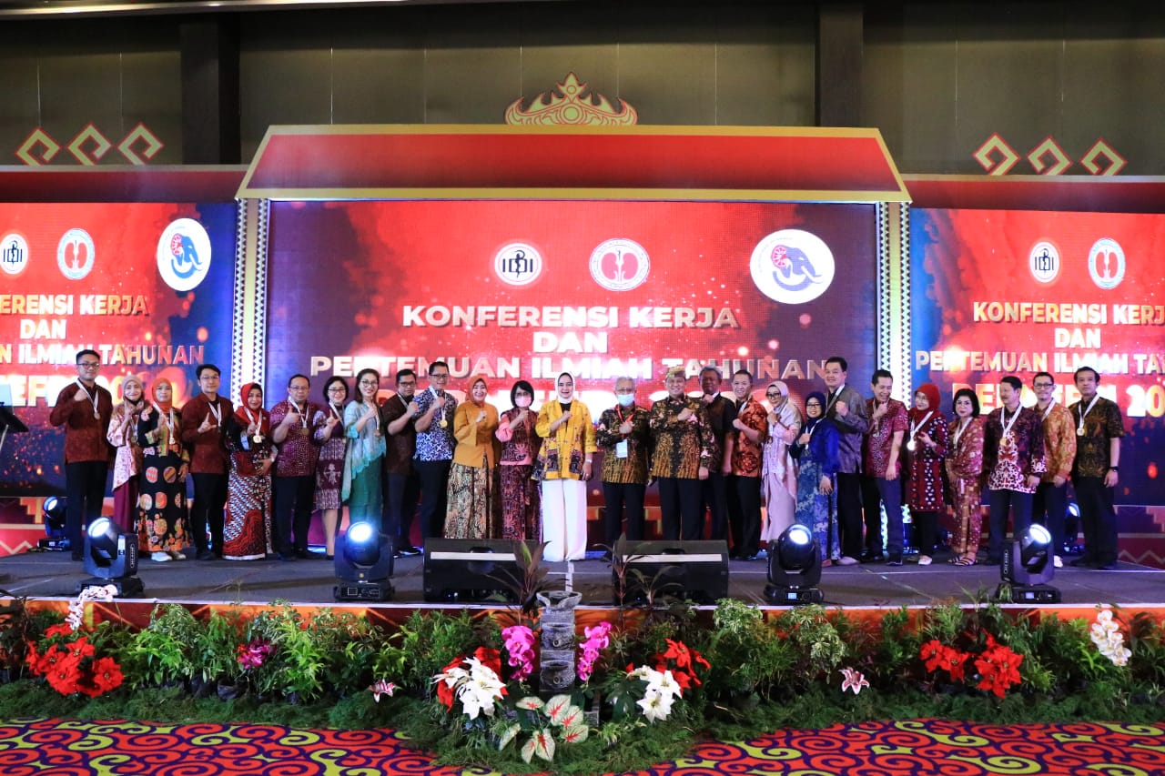 Ketua Dekranasda Provinsi Lampung Menghadiri Acara Pernefri Night, Angkat Wastra Lampung  Melalui Fashion Show  Koleksi Busana Dekranasda