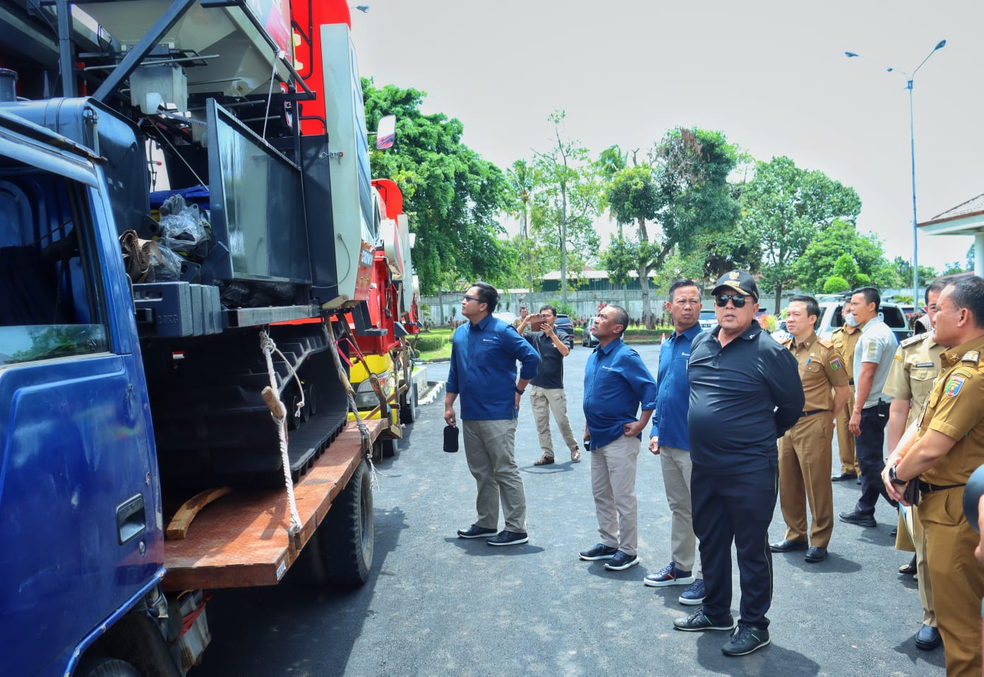 Gubernur Arinal Djunaidi Menerima  Kendaraan Combine Harvester dan Mobil Ambulan VIP dari PT. Bukit Asam