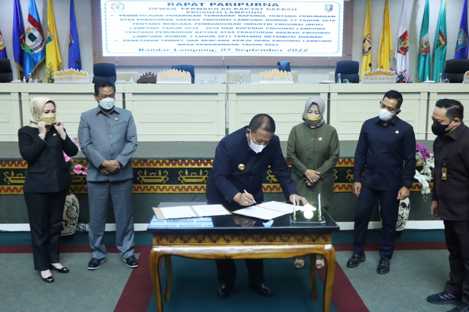 Nota  Kesepakatan Kebijakan Umum APBD dan Prioritas Plafon Anggaran Sementara Tahun Anggaran 2023 Provinsi Lampung Ditandatangani