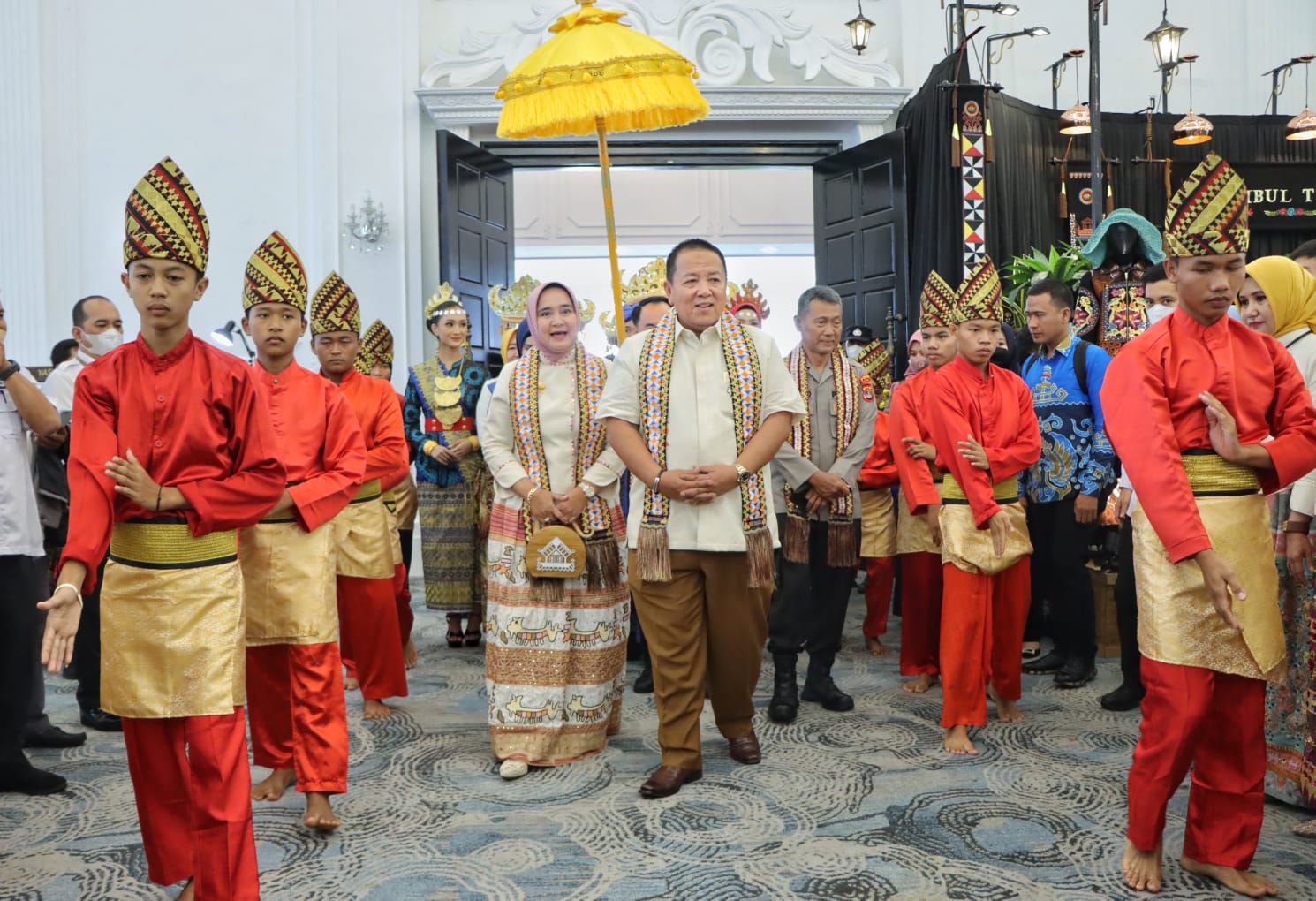 Gubernur Arinal Djunaidi Bersama Ketua Dekranasda Provinsi Lampung Membuka Secara Resmi Perhelatan Lampung Craft ke-3 Tahun 2022