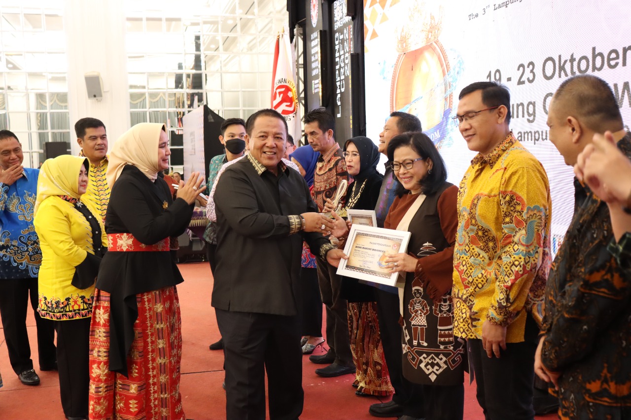 Gubernur Lampung Didampingi Ketua Dekranasda Provinsi Lampung Resmi Menutup Lampung Craft 2022, Nilai Transaksi Mencapai 1,6 Milyar Lebih