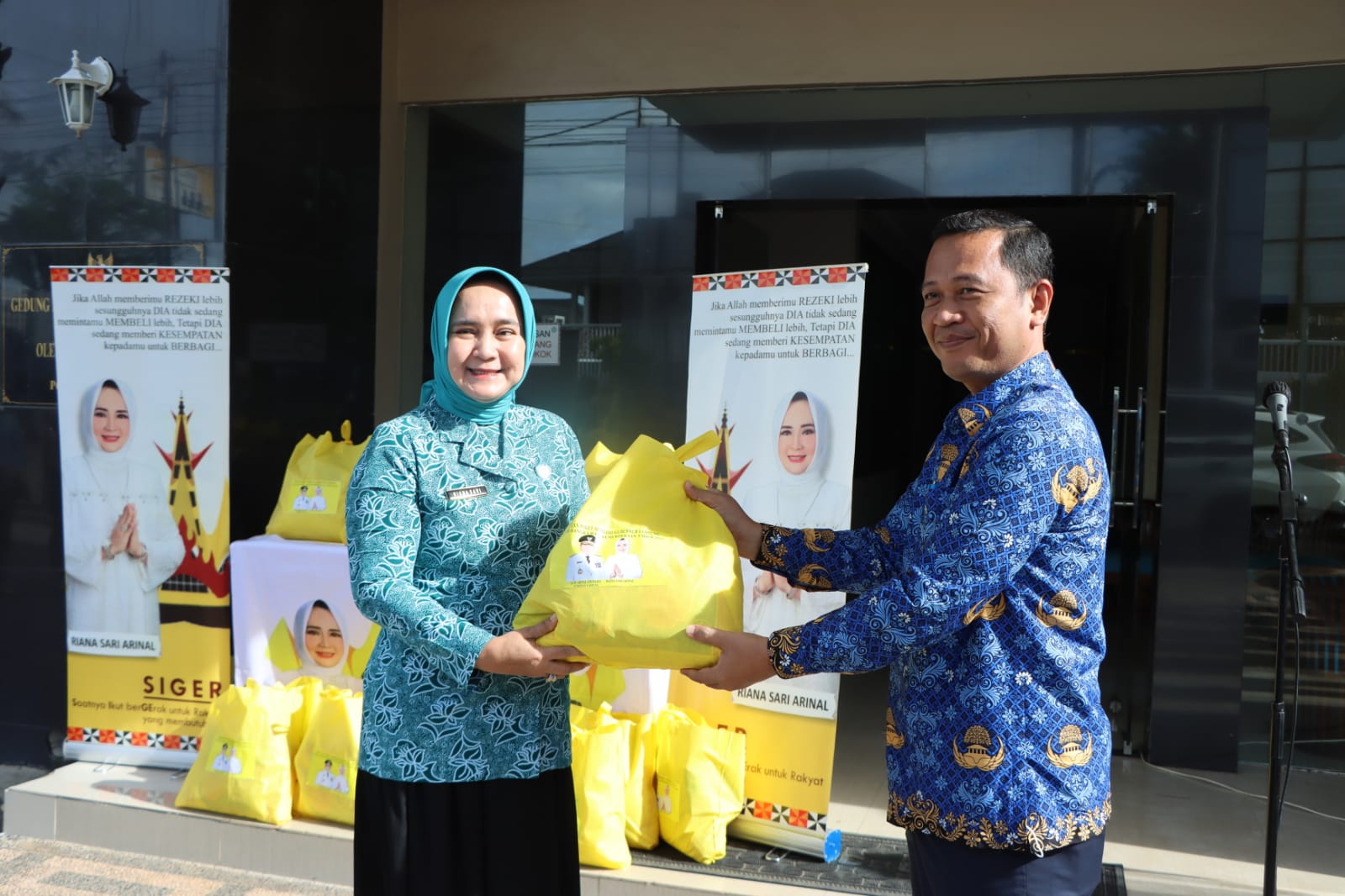 Ketua TP PKK Provinsi Lampung Salurkan Bantuan dari Lembaga Koordinasi Kesejahteraan Sosial
