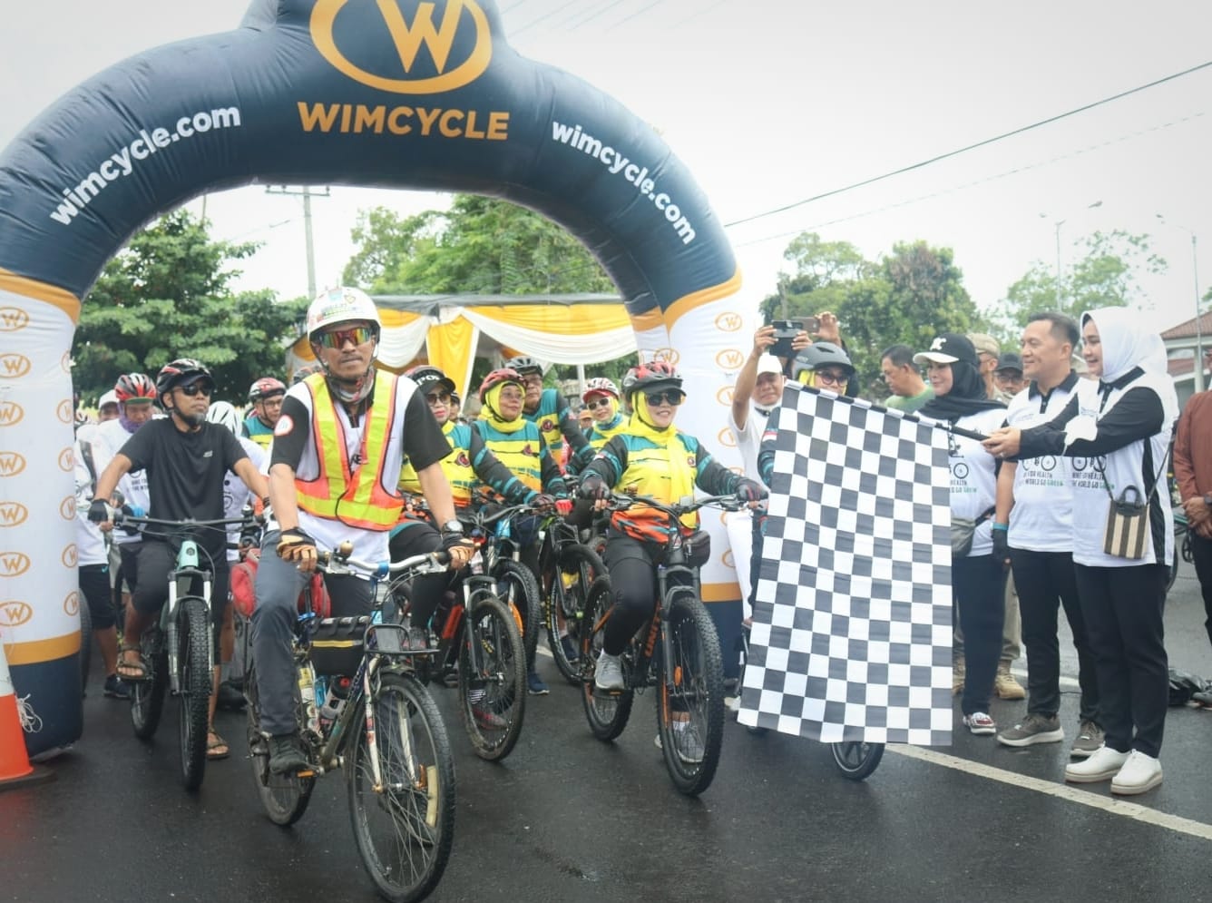 Fun Bike dalam Rangka HUT  IDI ke-72 Digelar, Riana Sari Kibarkan Bendera Start