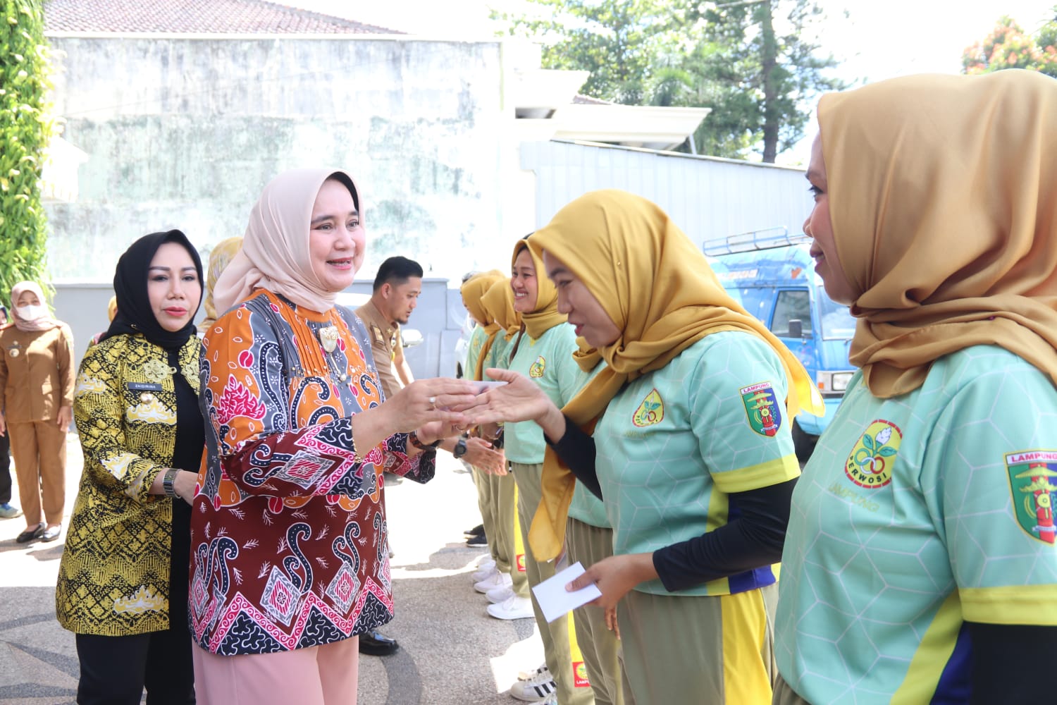 Riana Sari Arinal Melepas Kontingen Perwakilan Perwosi Lampung  Mengikuti Lomba Senam Kreatif Tingkat Nasional
