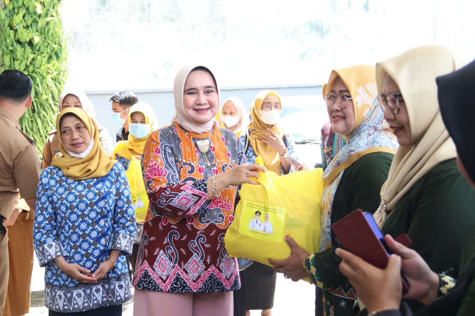 Ketua  LKKS Provinsi Lampung  Serahkan Bantuan  Paket Sembako Kepada Forhati Lampung