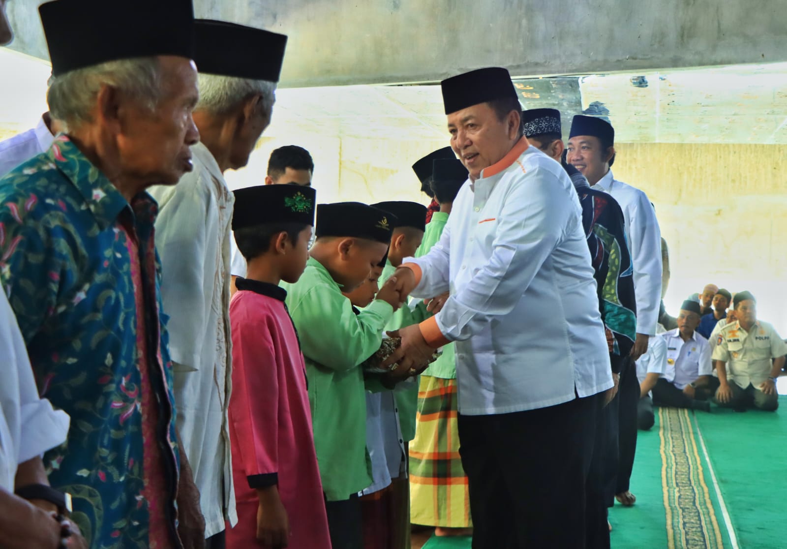 Gubernur Arinal Djunaidi Hadiri Pengajian Akbar Di Kabupaten Tulang Bawang Barat, Serahkan Sejumlah Bantuan