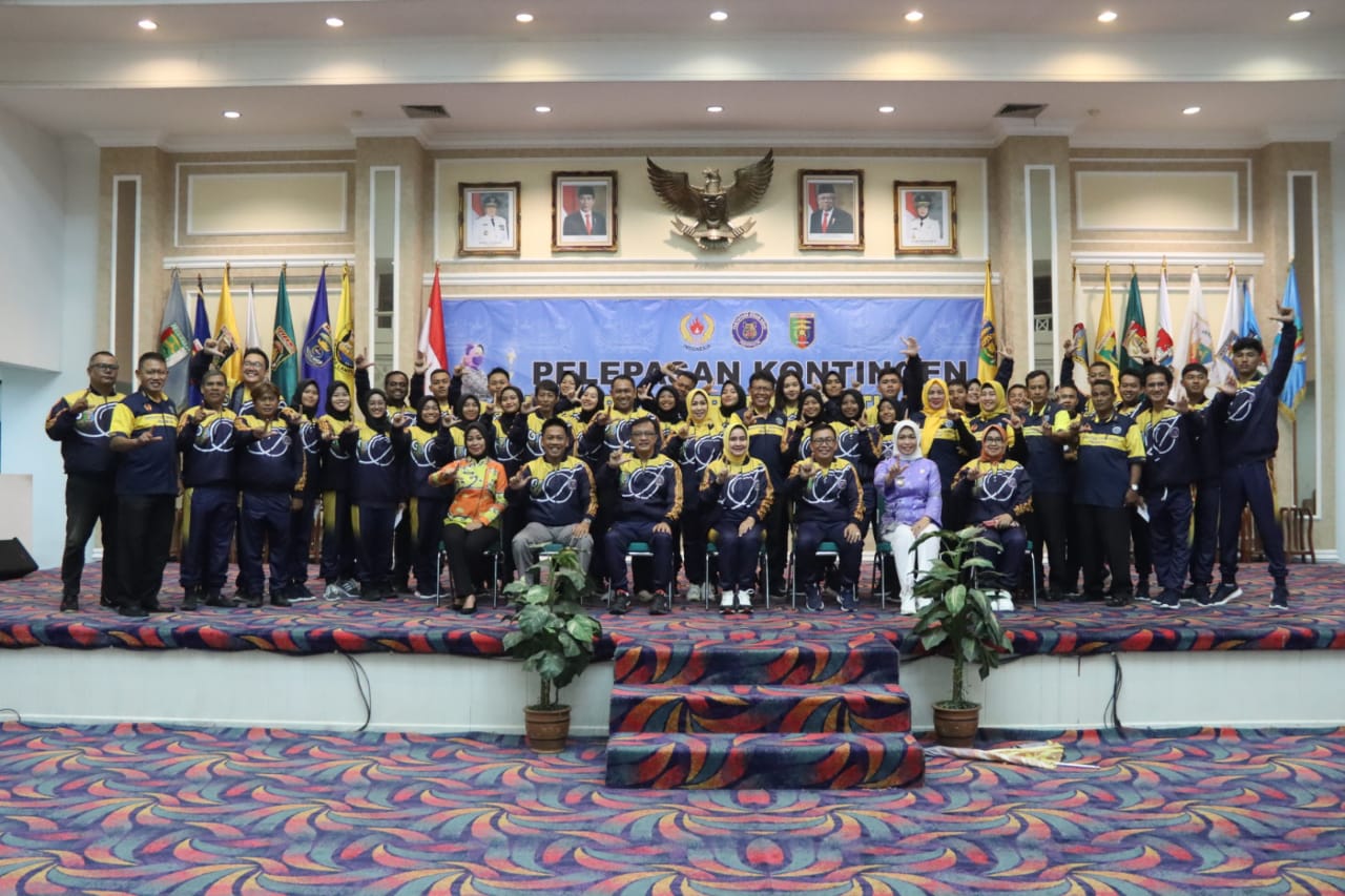 Ketua Umum PDBI Provinsi Lampung, Riana Sari Arinal Lepas Kontingen Kejurnas Drumband ke Jawa Timur