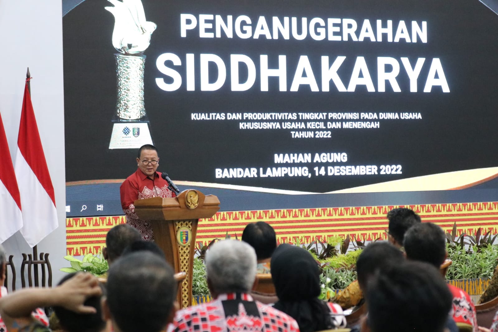 Gubernur Arinal Djunaidi Menyerahkan Penghargaan Siddhakarya Kepada Sejumlah Perusahaan Di Provinsi Lampung