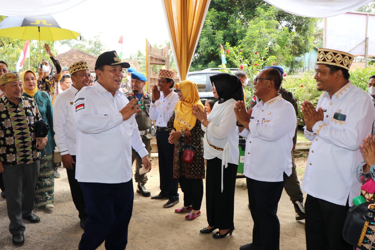 Gubernur Arinal Djunaidi Didampingi Ketua Dekranasda Provinsi Lampung Kunjungi Sentra Industri Kerajinan dan Desa Wisata Kampung Tapis