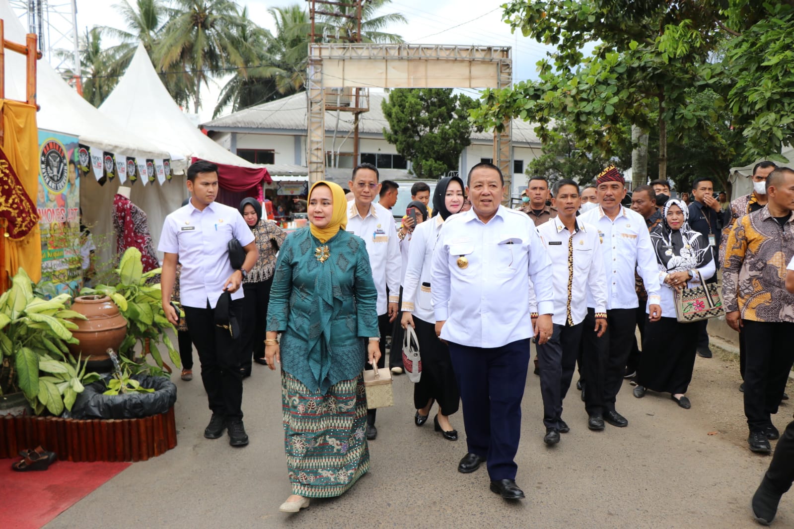 Disambut Meriah Masyarakat Pringsewu, Gubernur Arinal Djunaidi Didampingi Ketua Dekranasda Provinsi Lampung Kunjungi Pringsewu Craft 2022