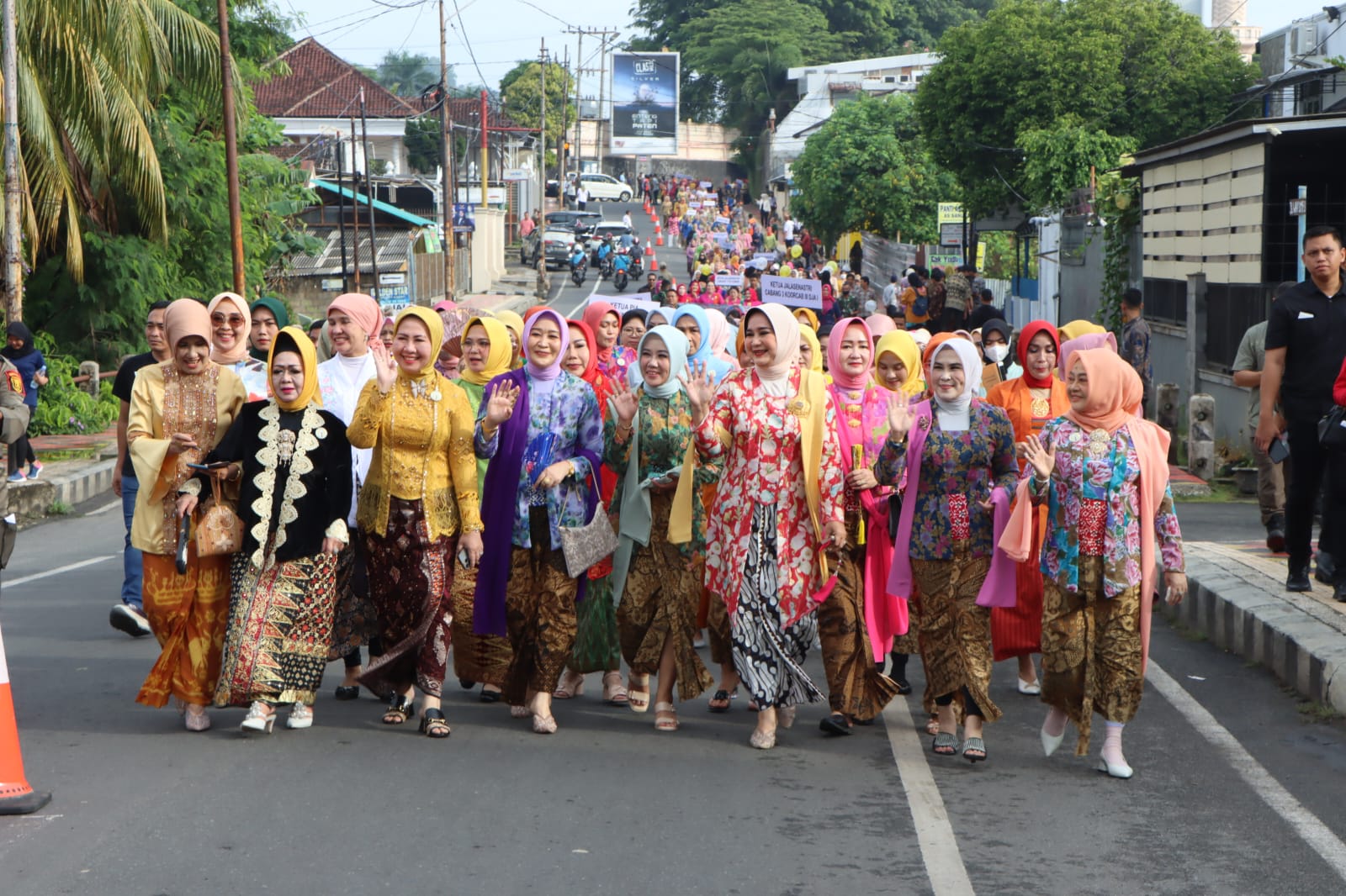 1000-an Peserta  mengikuti  Acara Berkebaya Bersama Ketua TP. PKK Provinsi Lampung