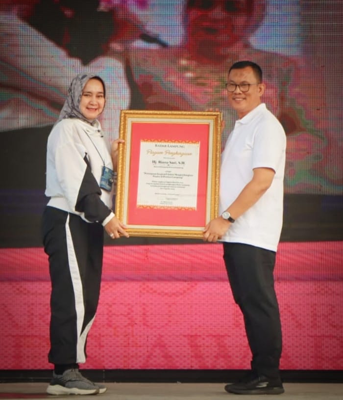Riana Sari Arinal Terima Penghargaan Radar Lampung Award sebagai Perempuan Inspiratif  Mengembangkan Wastra Lampung