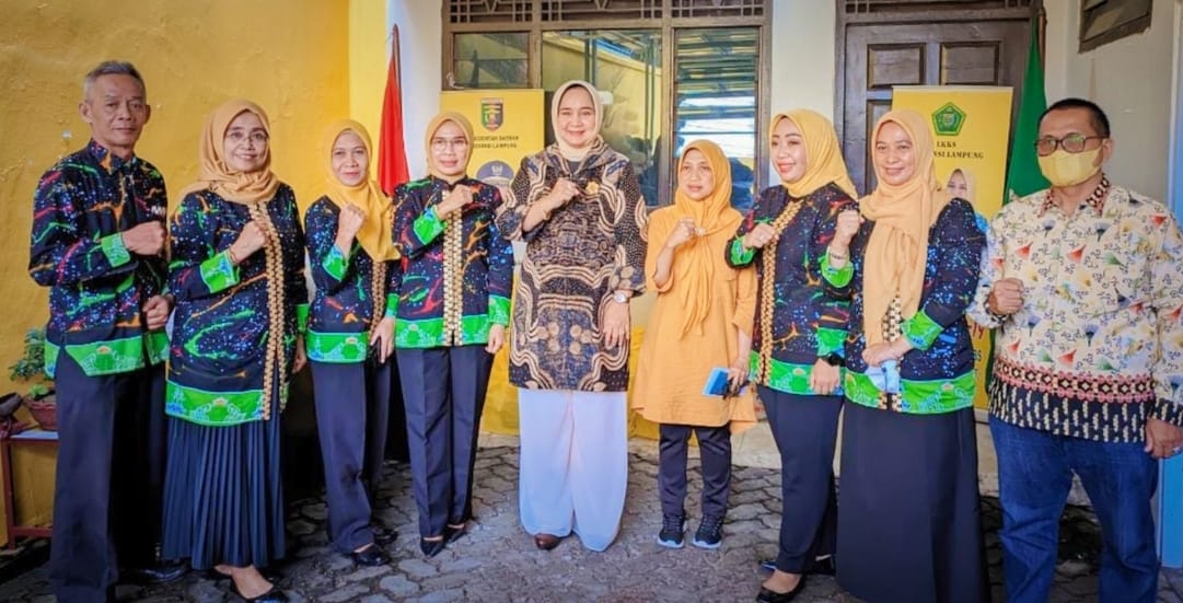 Ketua LKKS Provinsi Lampung Salurkan Bantuan Program Siger Barokah