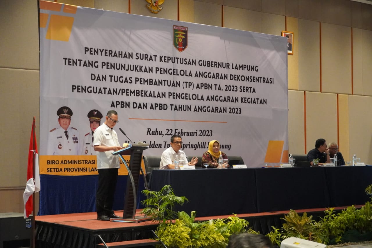 Gubernur Lampung Menyerahkan Surat Keputusan Penunjukkan Pengelola Anggaran Dekonsentrasi dan Tugas Pembantuan (TP) TA. 2023