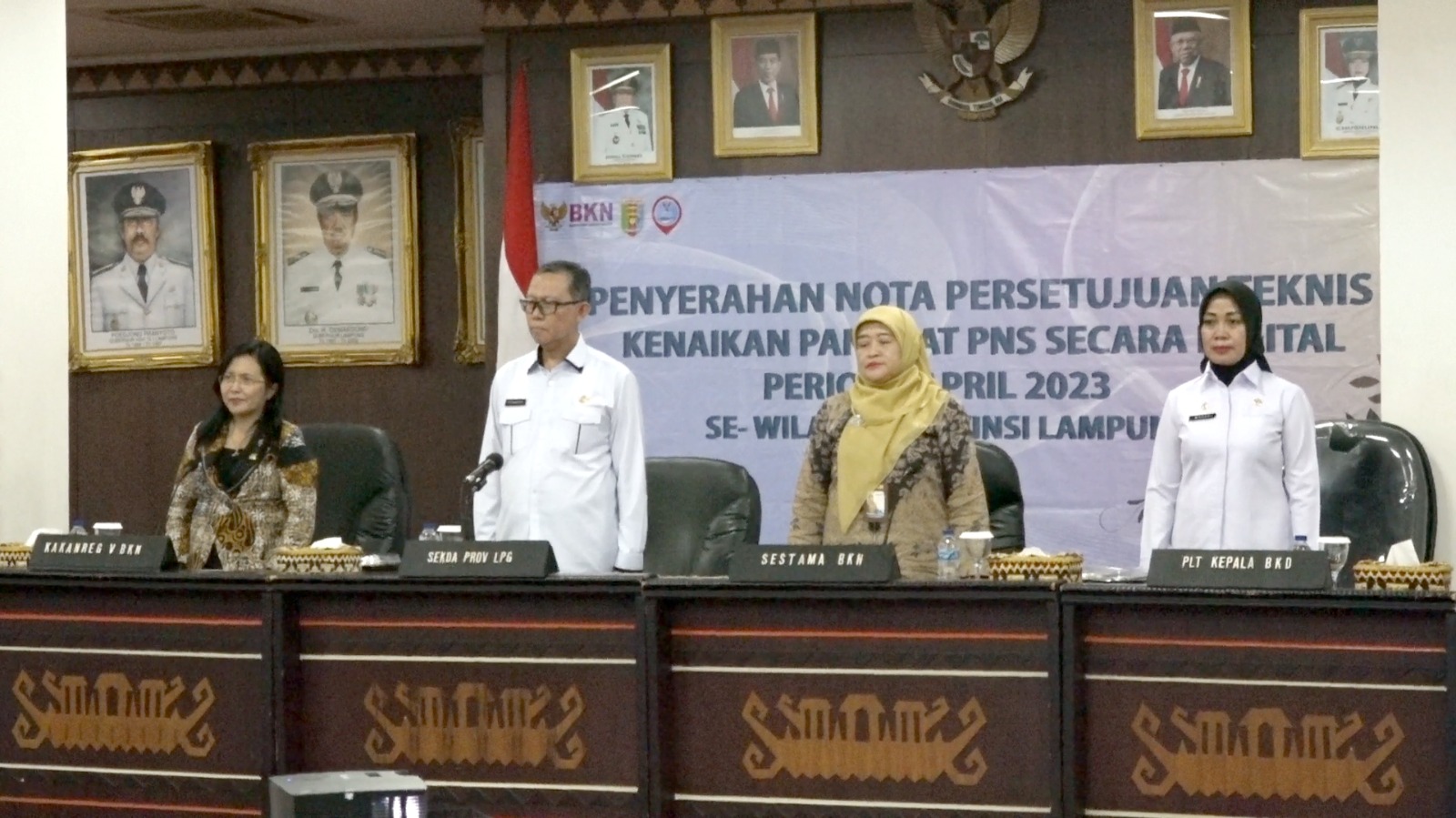 Sekdaprov Lampung Menyerahkan Persetujuan Teknis dan Kenaikan Pangkat PNS  Pemprov Lampung
