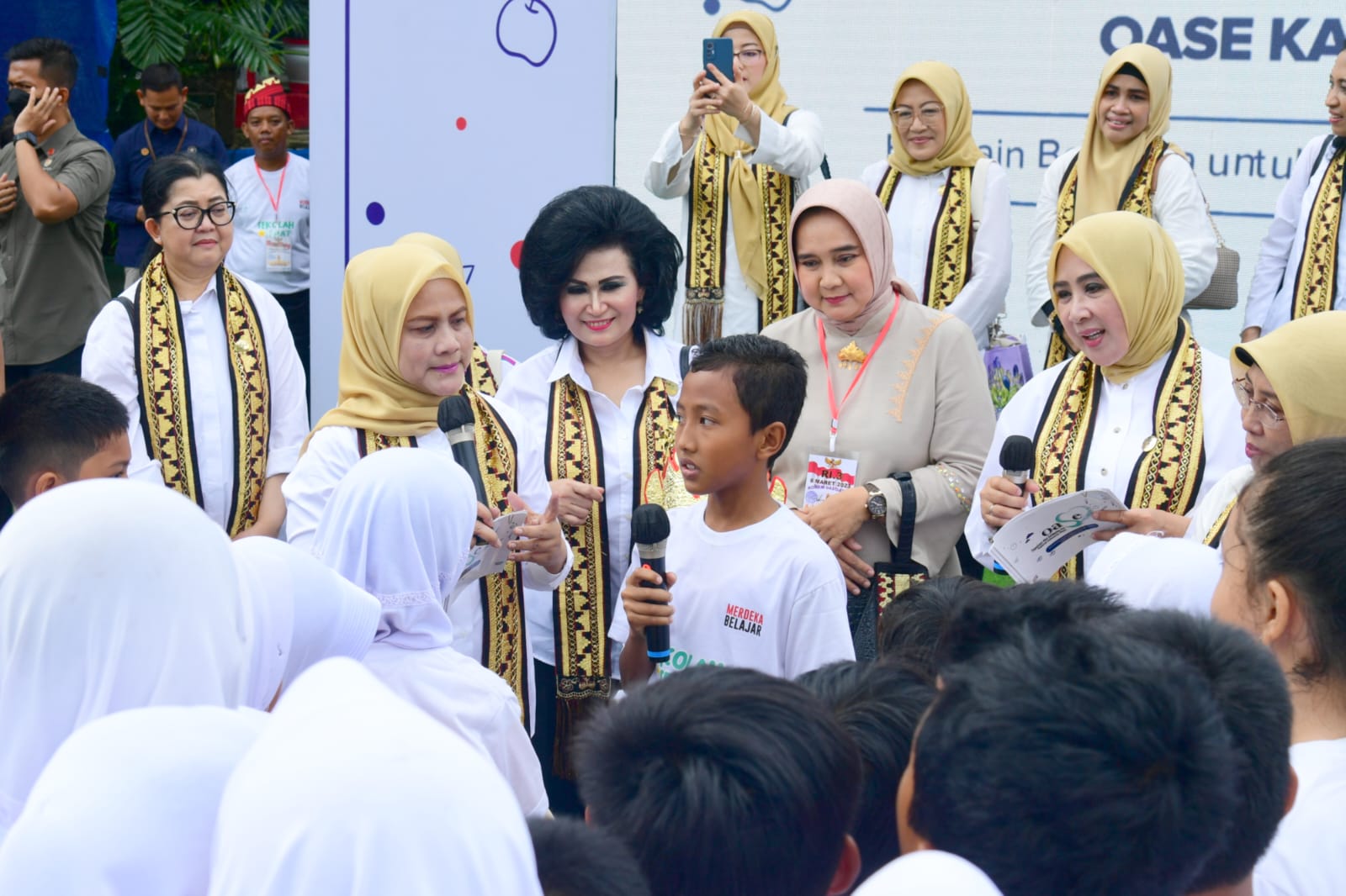 Ketua TP.  PKK Provinsi Lampung Dampingi Ibu Iriana Joko Widodo Bermain Bersama Siswa Sekolah Dasar Dalam Rangkaian Kegiatan Bersama OASE KIM