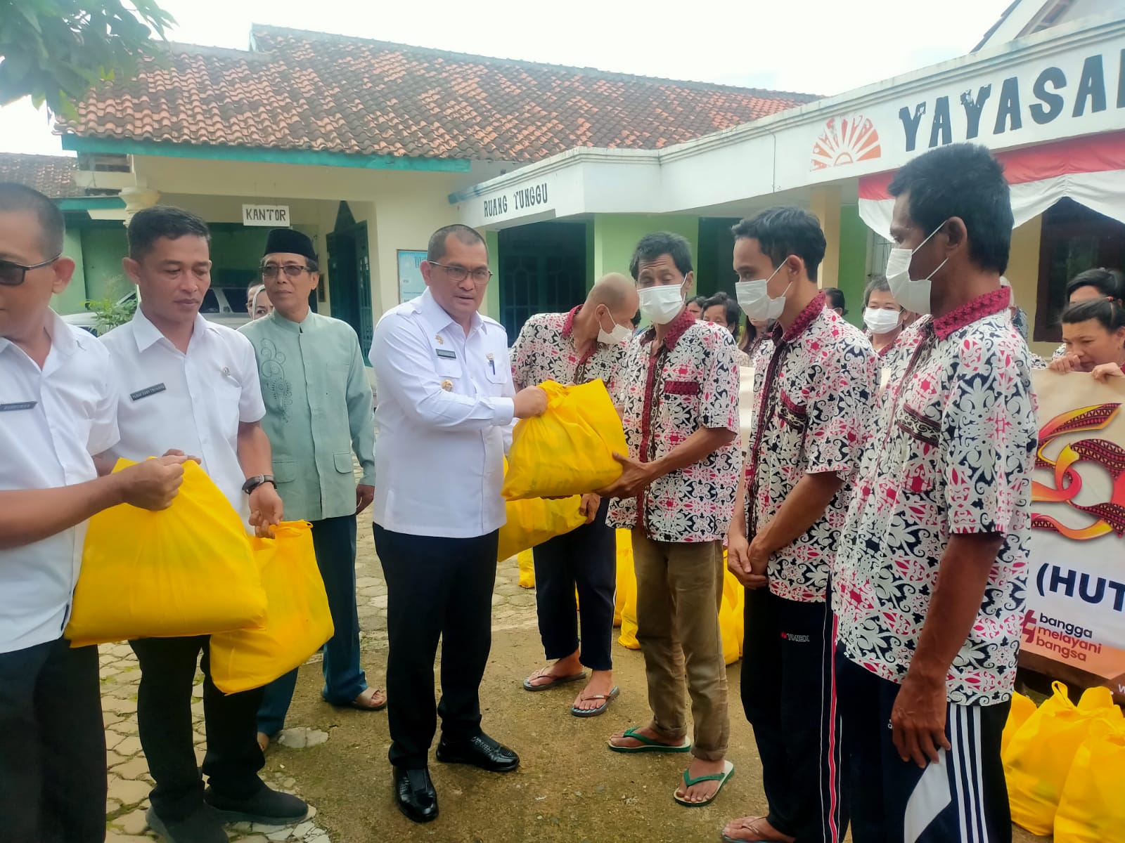 Rangkaian HUT Lampung ke-59, Pemprov Lampung Bagikan 50 Paket Sembako Untuk Warga Panti UPTD Mardiguna, dan LKS Sinar Jati
