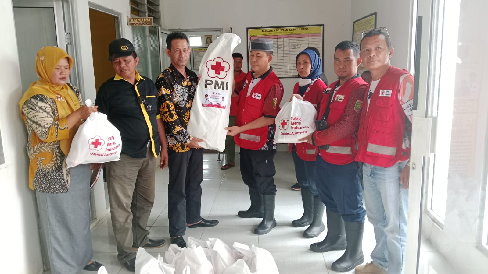 PMI Lampung Distribusikan Bantuan Ke Lokasi Bencana Banjir di Lampung Tengah