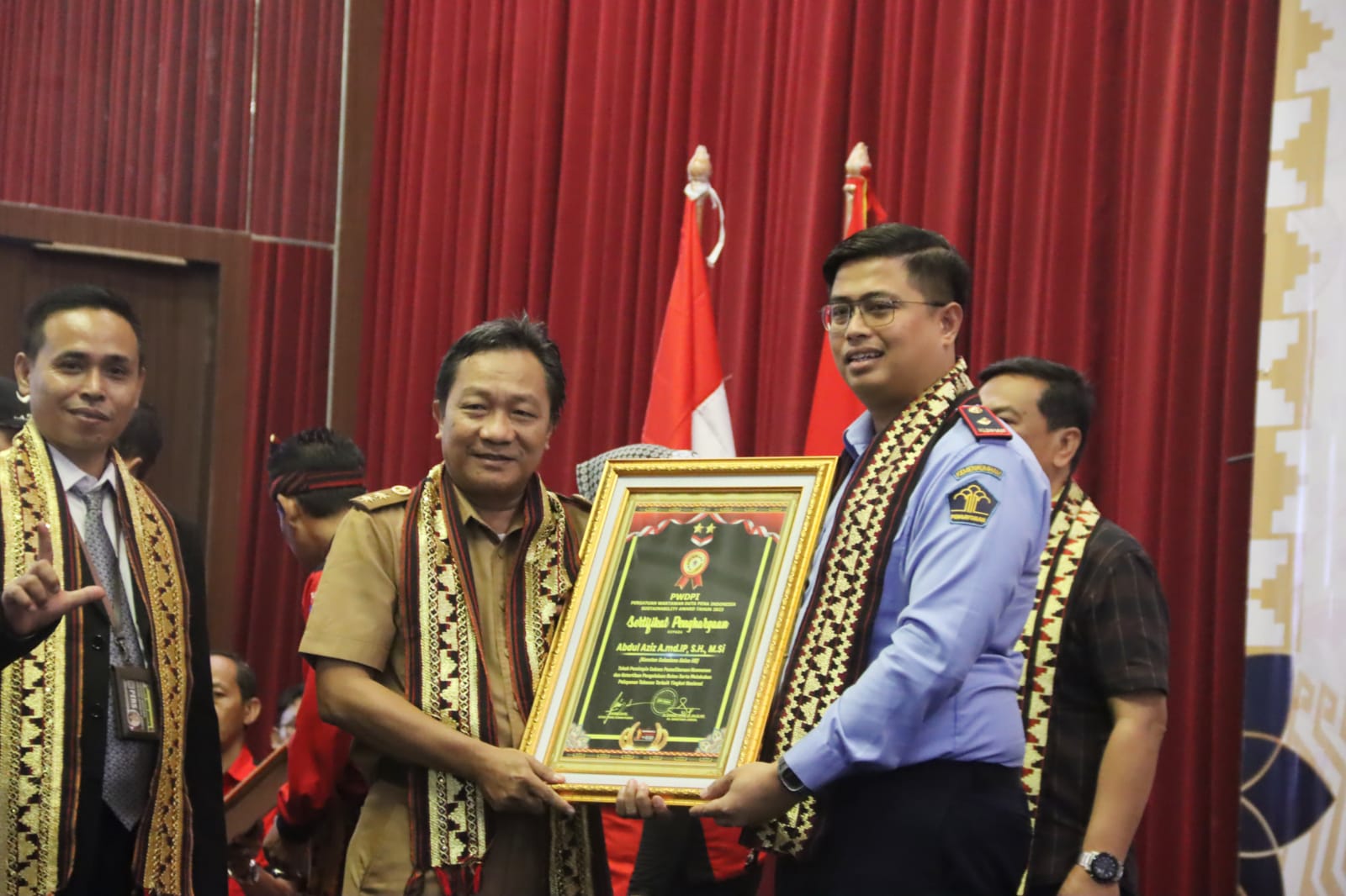 Gubernur Arinal Djunaidi Menerima Anugerah PWDPI Award Tahun 2023 Kategori Duta Pemimpin Sukses Bangun Daerah