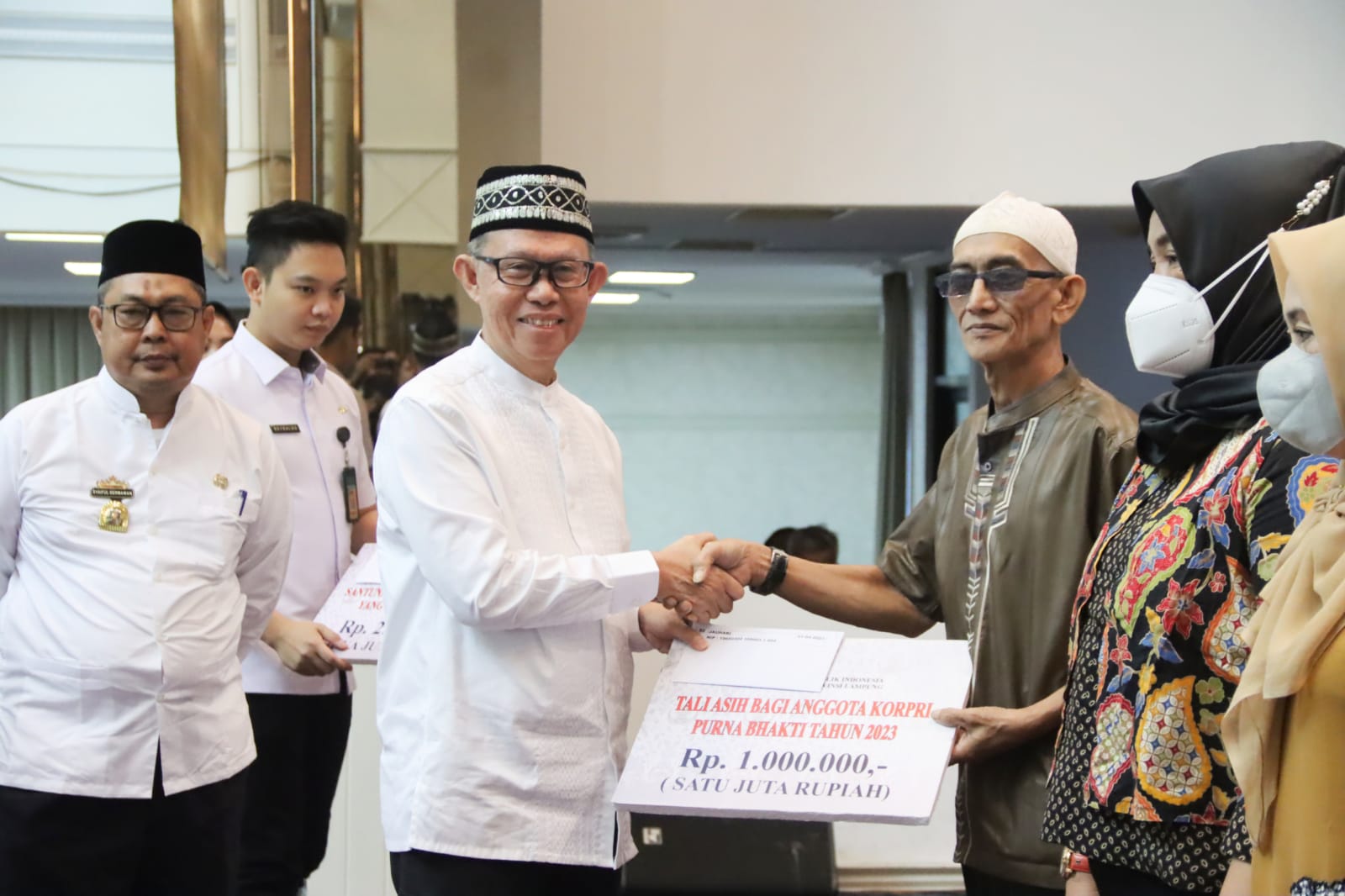 Dewan Pengurus Korpri Provinsi Lampung Serahkan Bantuan dan Tali Asih Kepada Sejumlah ASN Purna Bakti