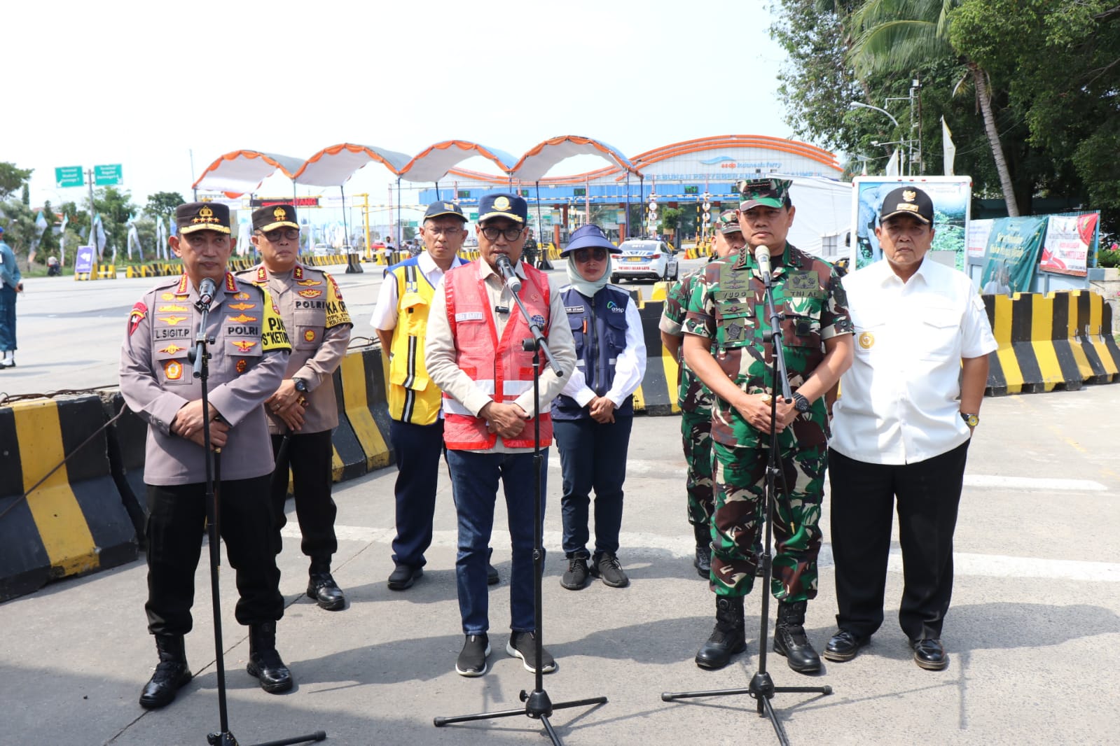 Gubernur Arinal Djunaidi Bersama Menhub, Kapolri dan Panglima TNI  Pantau Arus Mudik Di Pelabuhan  Bakauheni