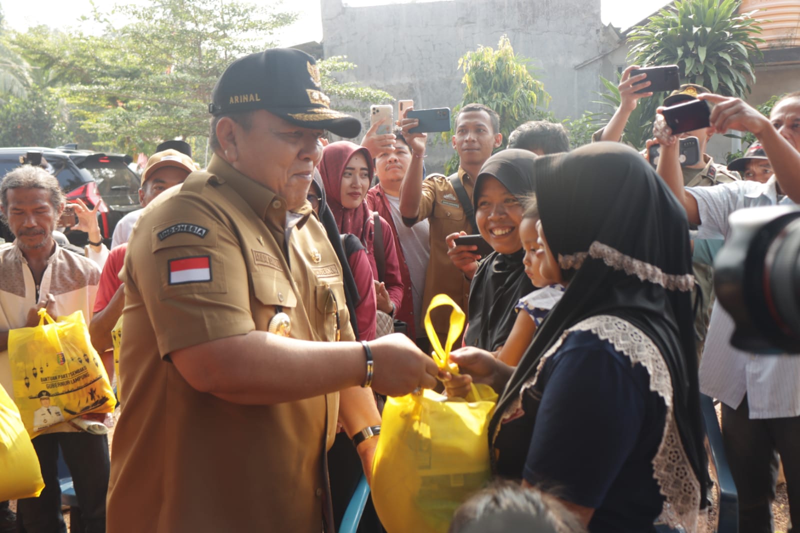 Gubernur Arinal Djunaidi Sapa Warga Penerima Bantuan Paket Sembako dan Kursi Roda di Kabupaten Lampung Timur