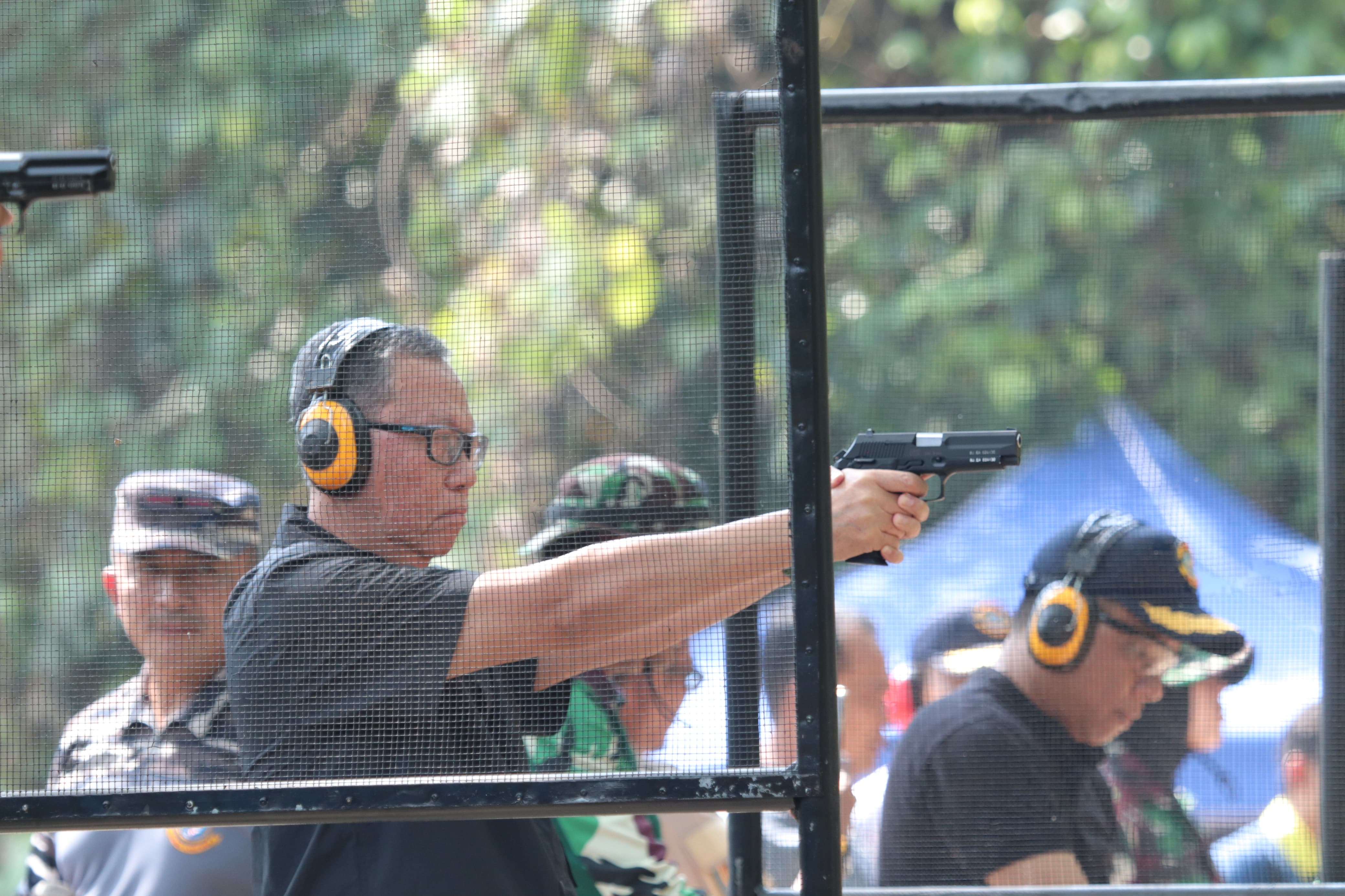 Sekdaprov Fahrizal Darminto Ikuti Latihan Menembak Eksekutif