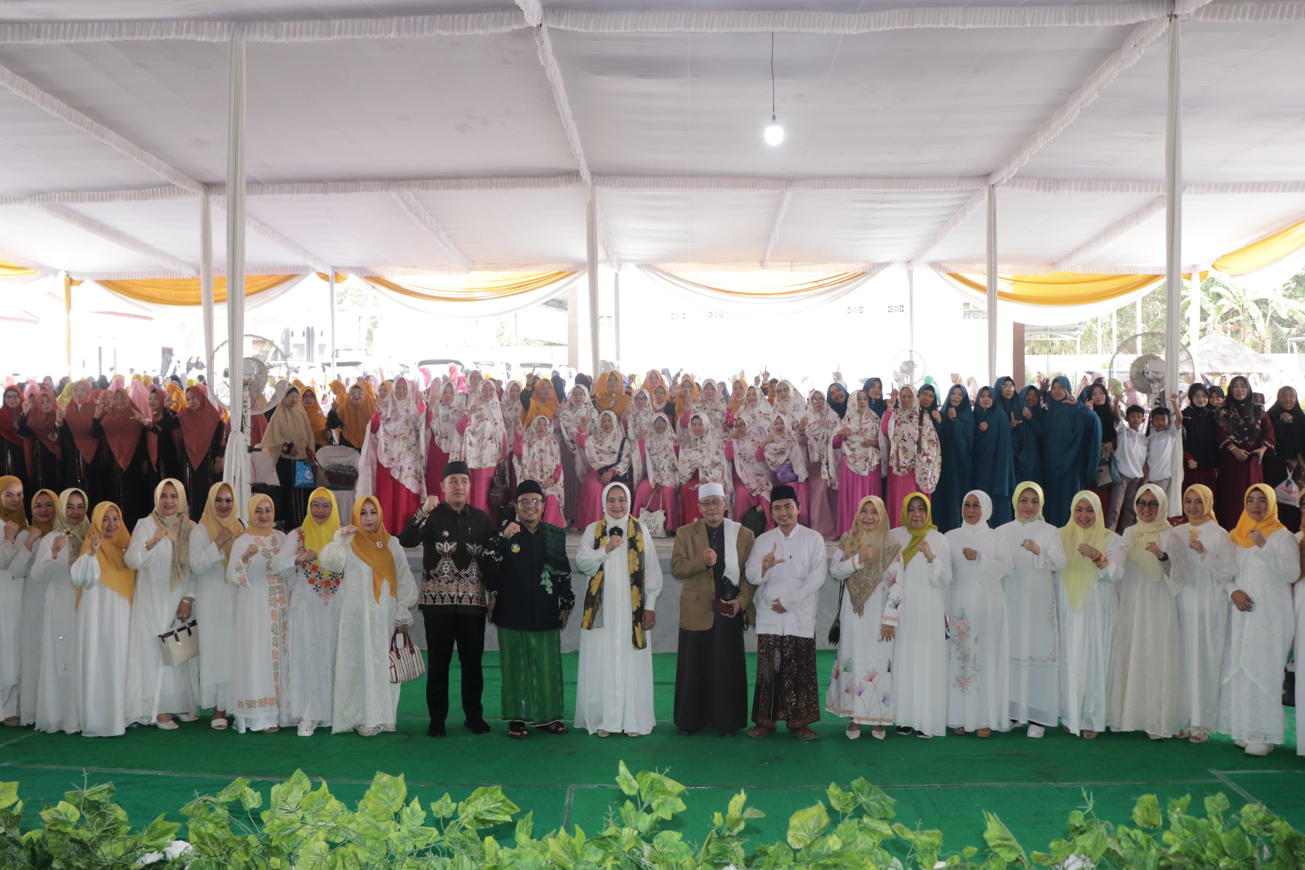 Ketua TP PKK Provinsi Lampung, Riana Sari Arinal Hadiri Peringatan Maulid Nabi Muhammad SAW di Kabupaten Pesawaran