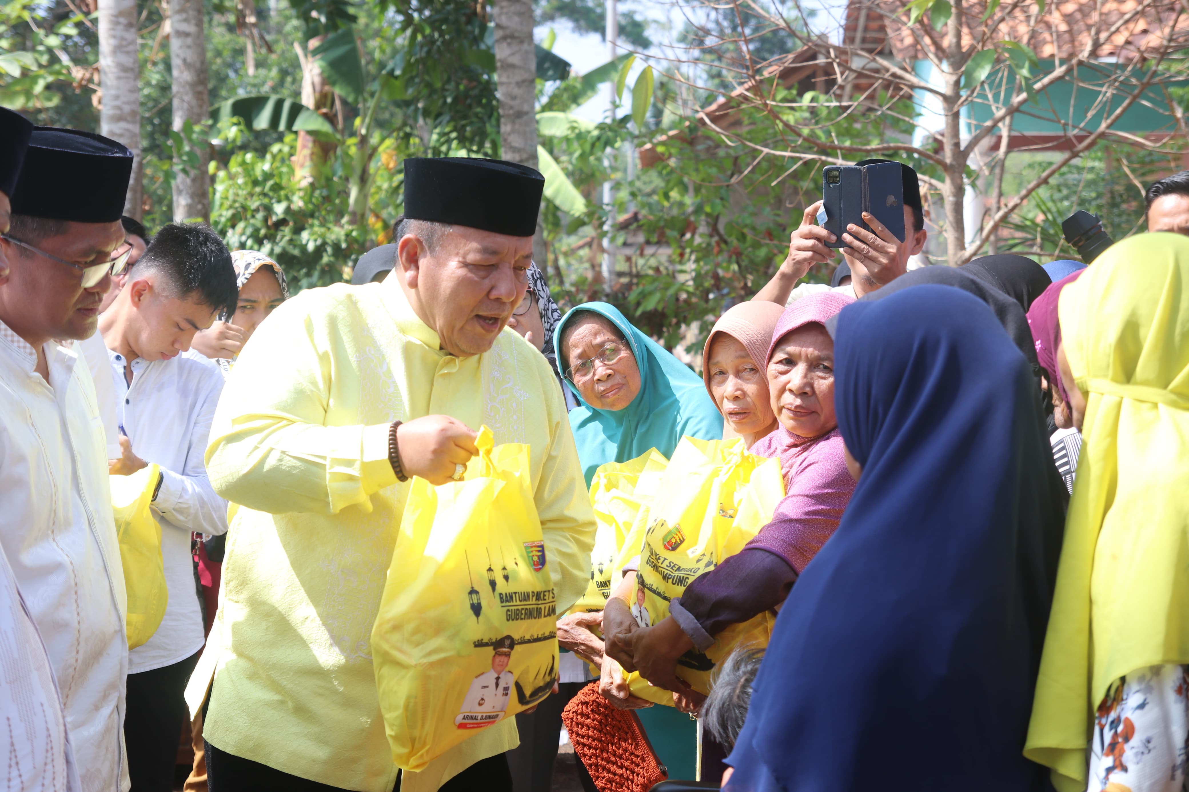 Gubernur Arinal Djunaidi Berikan Bantuan Sosial di Kabupaten Tulang Bawang Barat