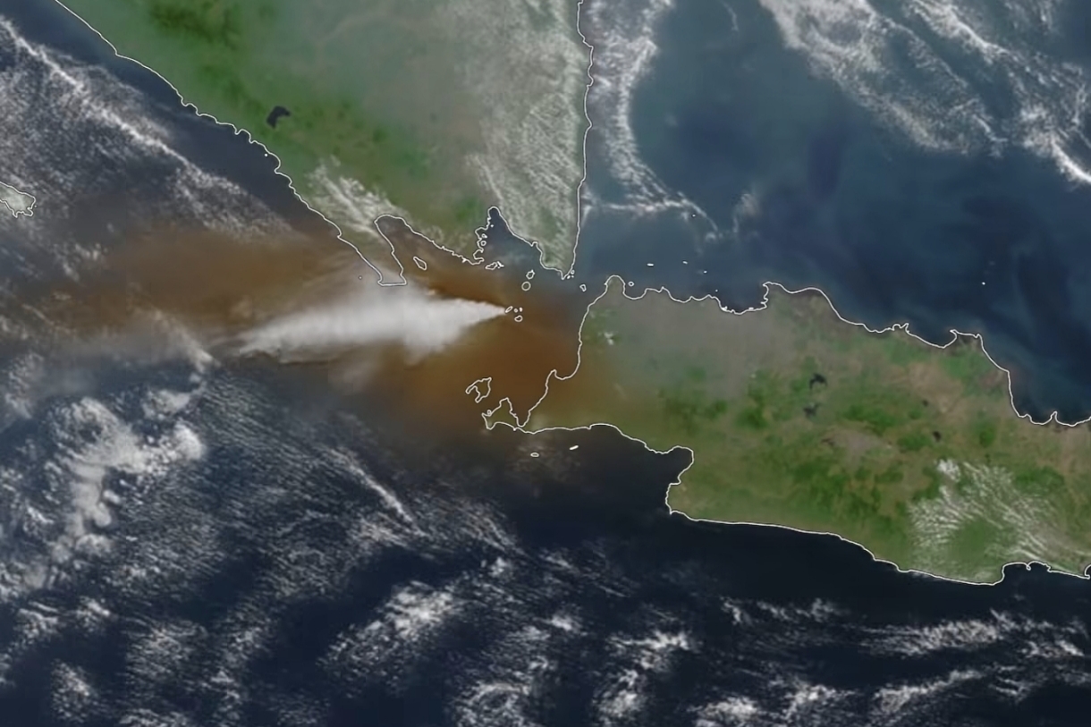 Pemprov Lampung Imbau Masyarakat Tetap Tenang dan Gunakan Masker Hadapi Abu Vulkanik Gunung Anak Krakatau