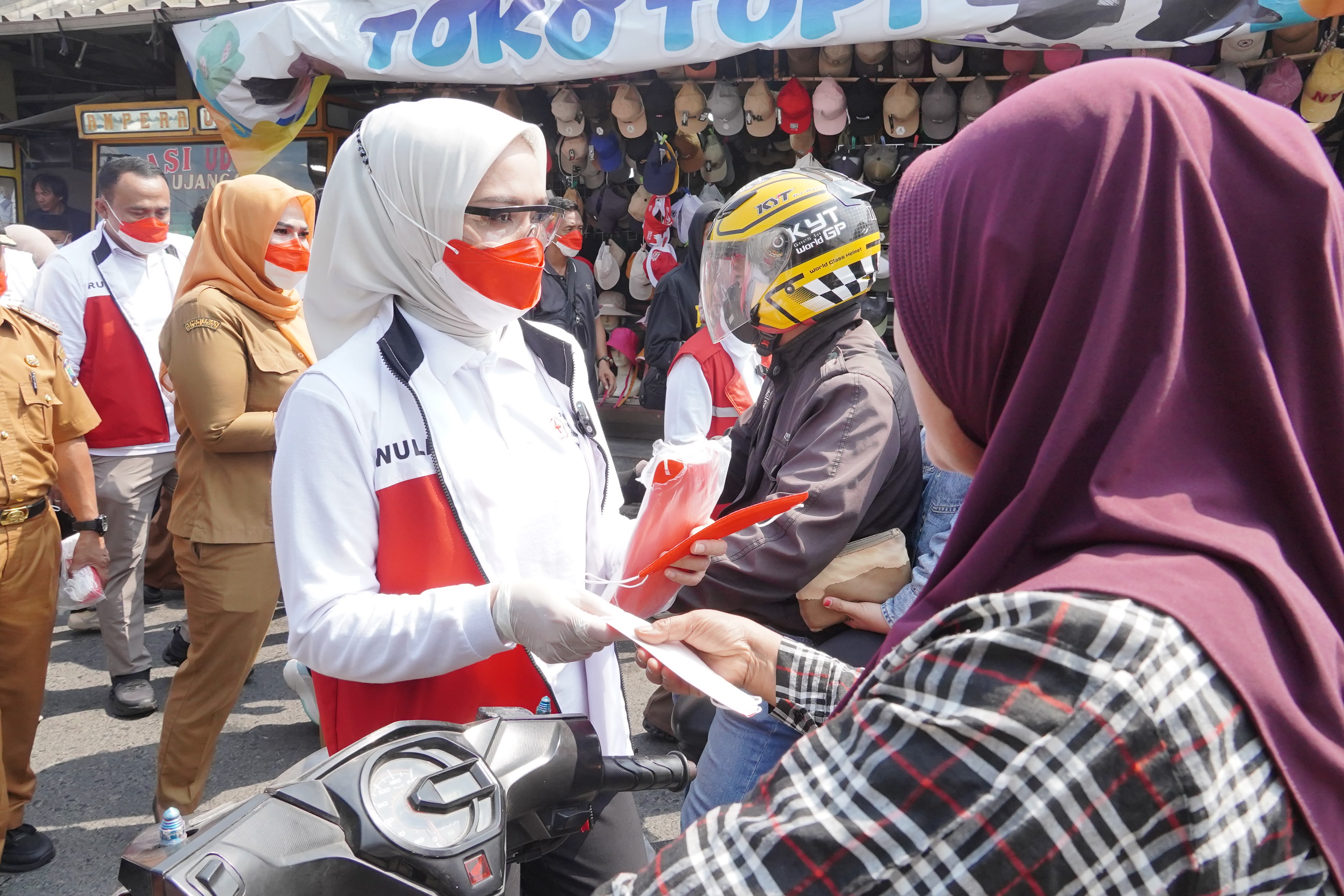 Peduli Warga Terdampak Abu Vulkanik, Purnama Wulan Sari Bagikan 10.000 Masker