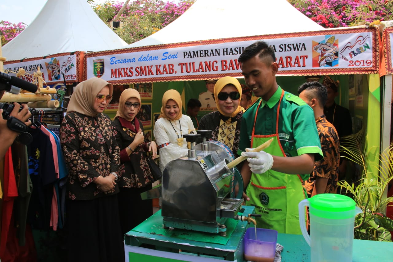Riana Sari Arinal Menaruh Perhatian Besar Terhadap Karya Pelajar Lampung Pada Pembukaan FLS2N ke-16