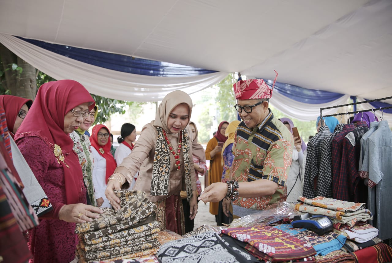 Riana Sari Arinal Buka Pameran dan Bazar Dalam Rangka Dies Natalis Unila dan Seminar Nasional Biolog